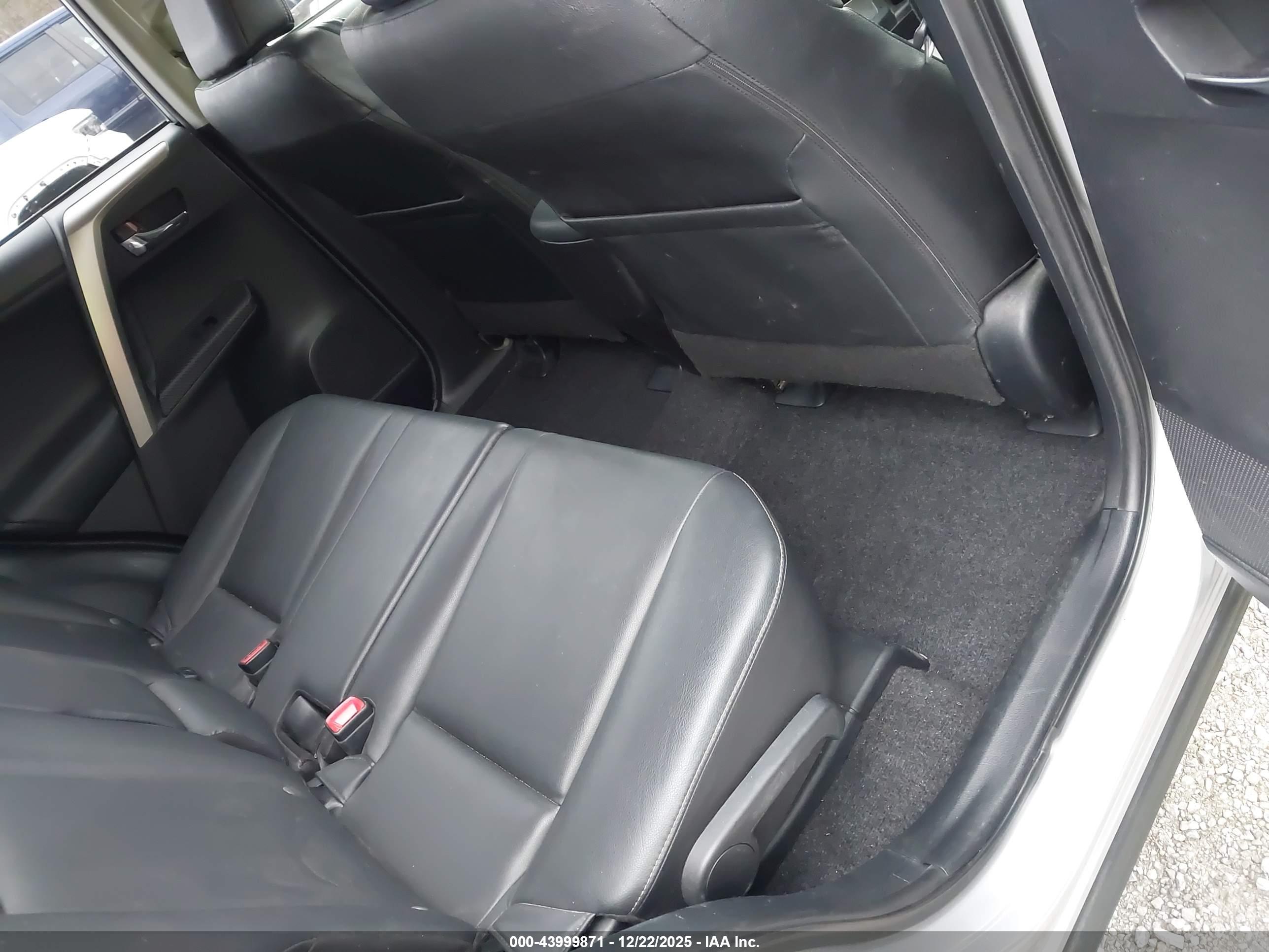 TOYOTA RAV4 image 8