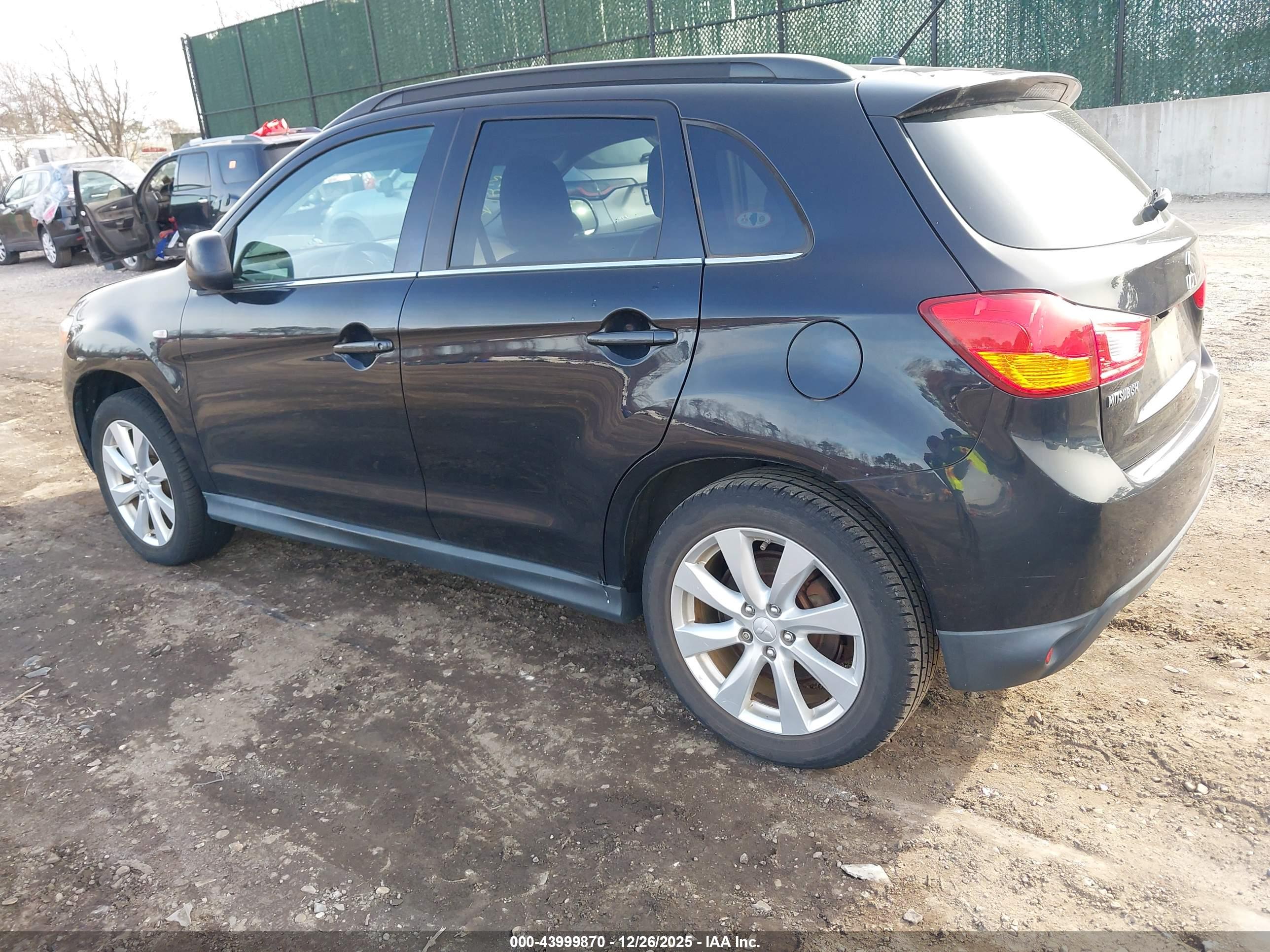 MITSUBISHI OUTLANDER image 3