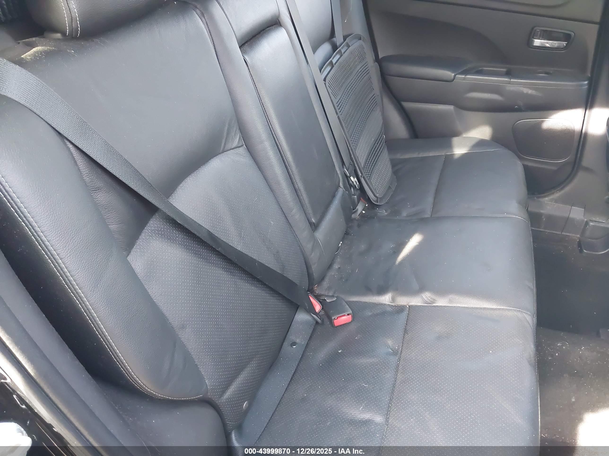 MITSUBISHI OUTLANDER image 8