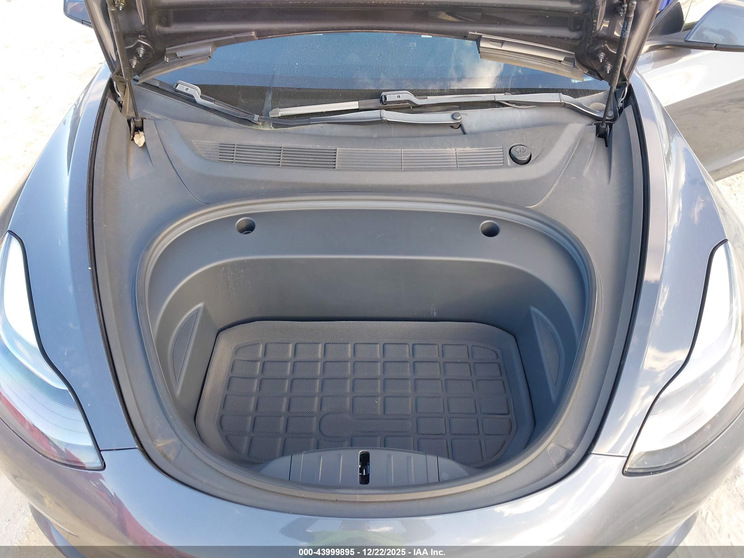 TESLA MODEL image 10