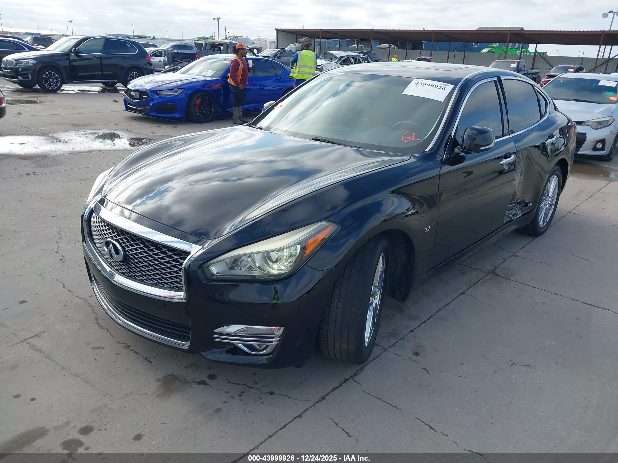 INFINITI Q70 image 2