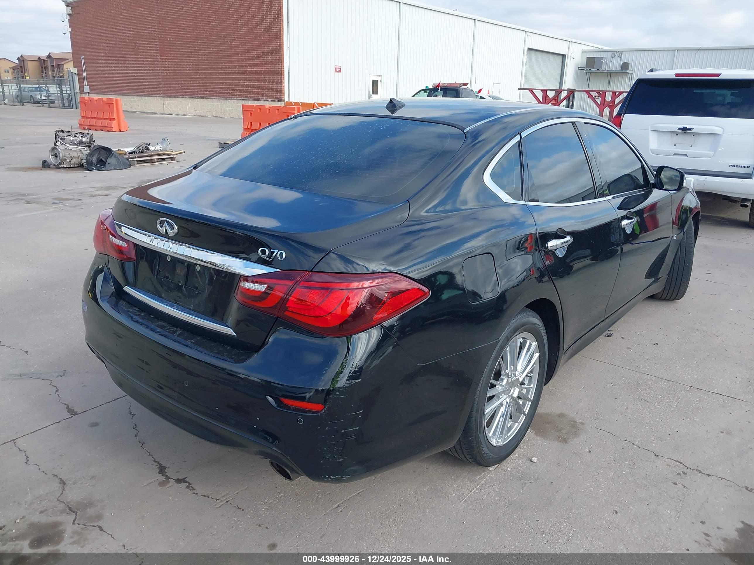 INFINITI Q70 image 4