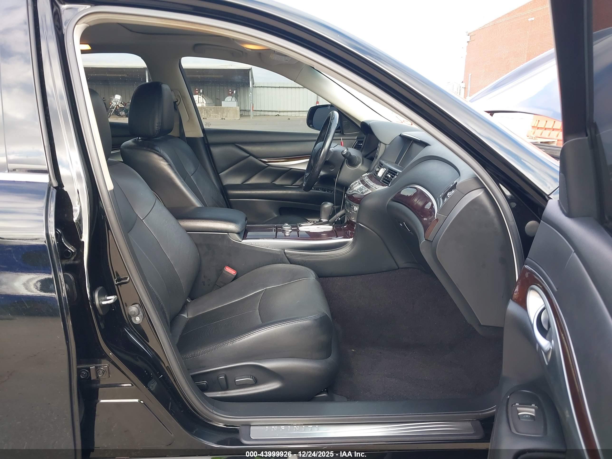 INFINITI Q70 image 5