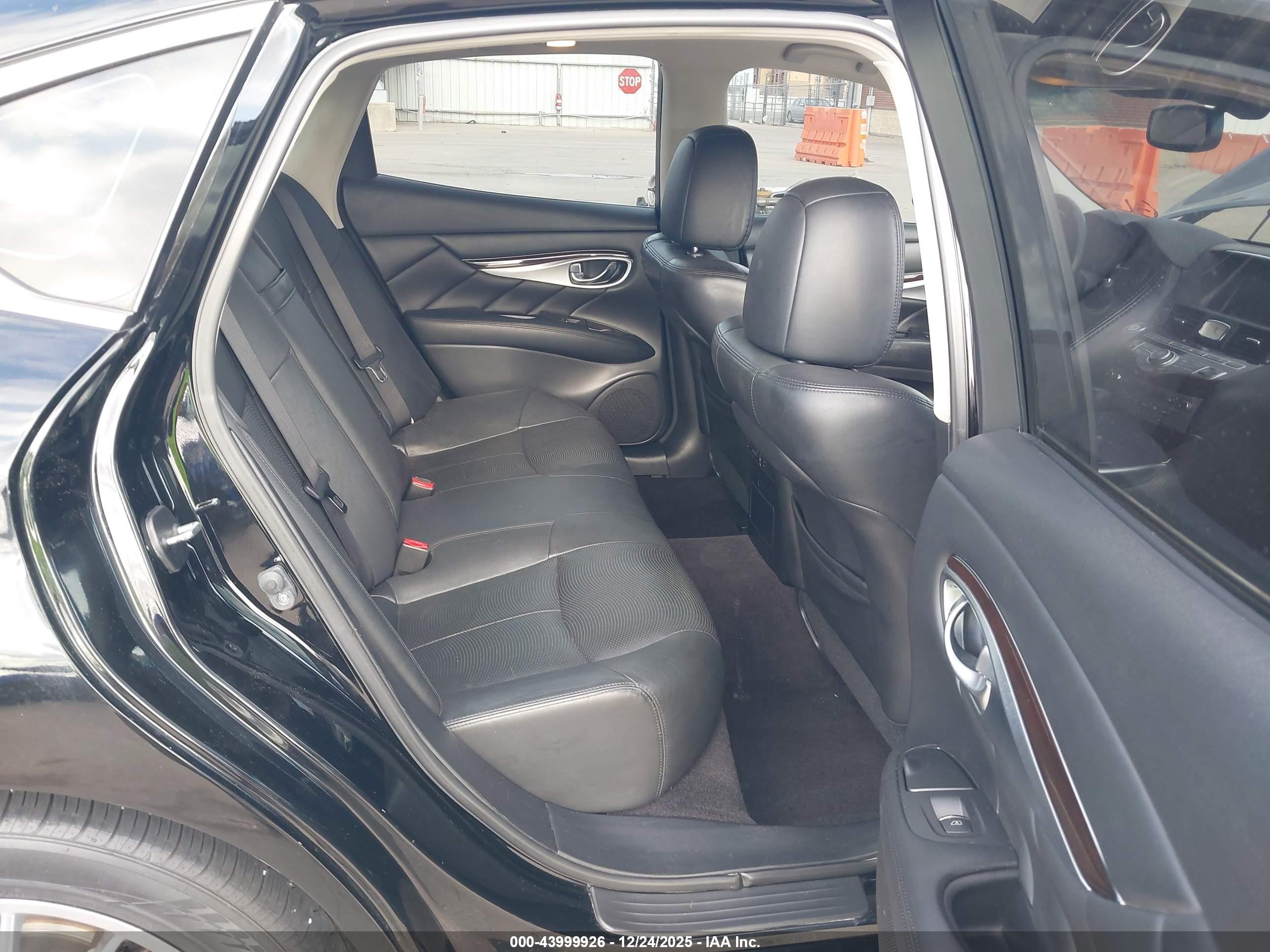 INFINITI Q70 image 8