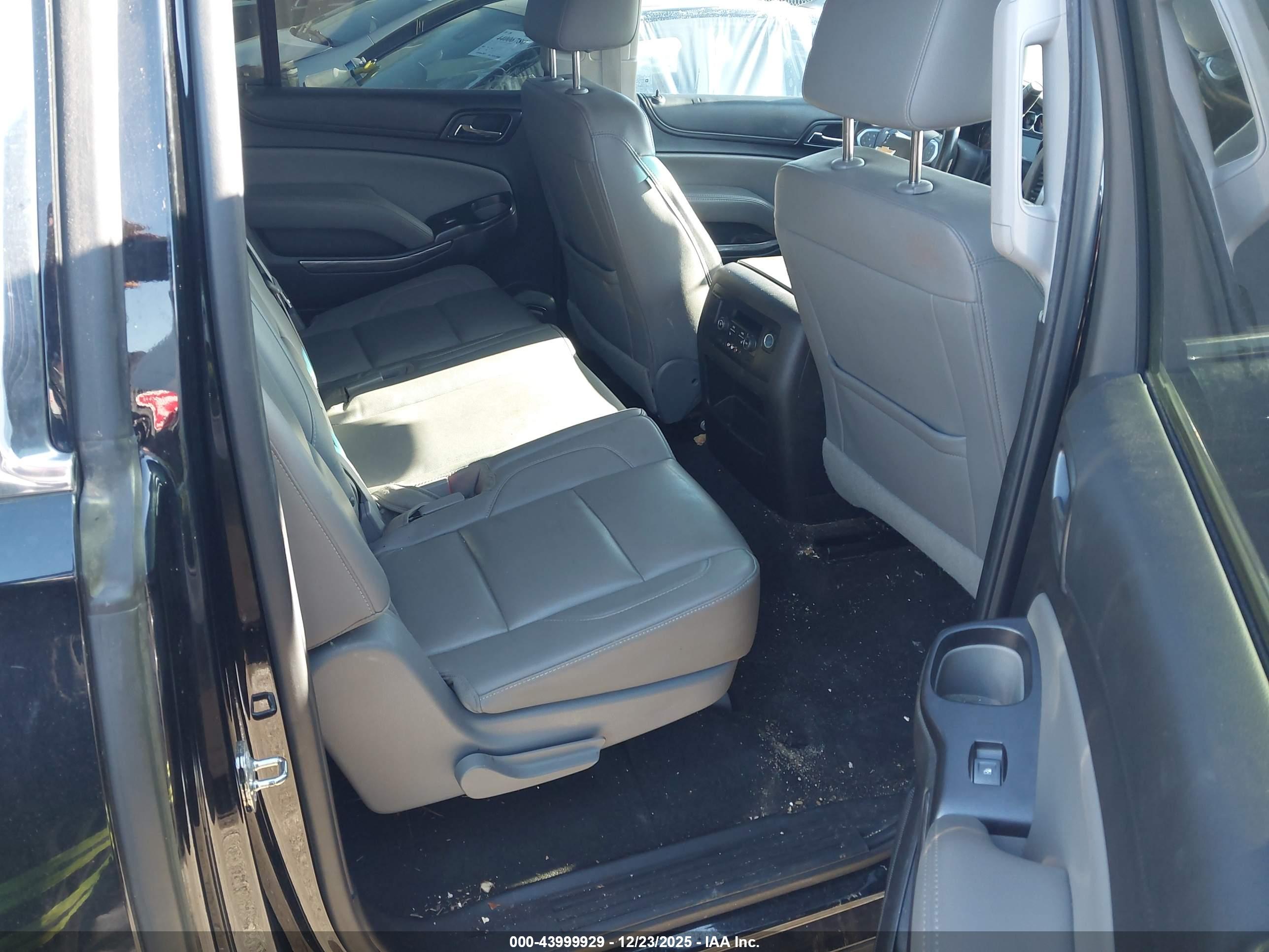 CHEVROLET SUBURBAN image 8