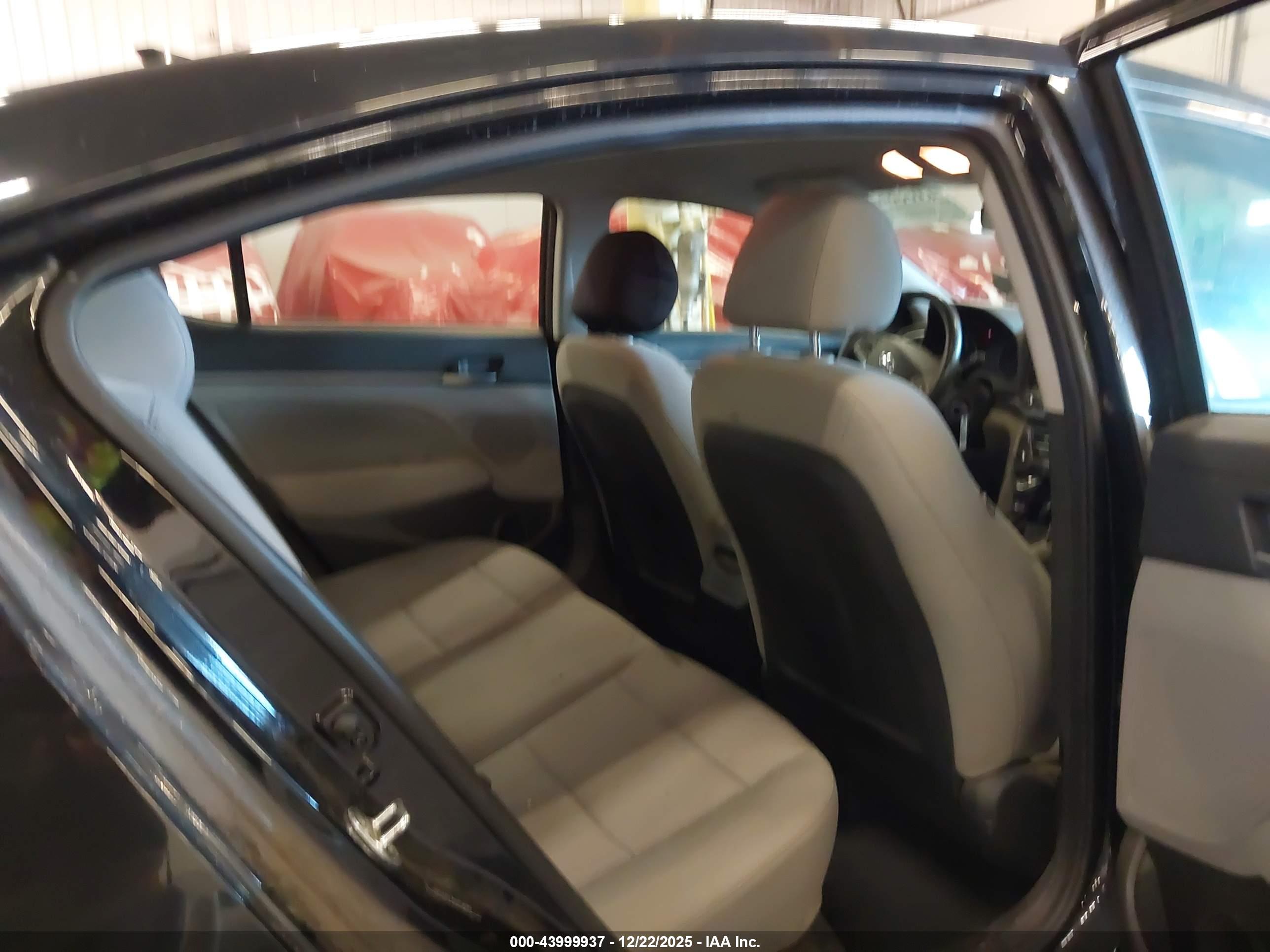 HYUNDAI ELANTRA image 8