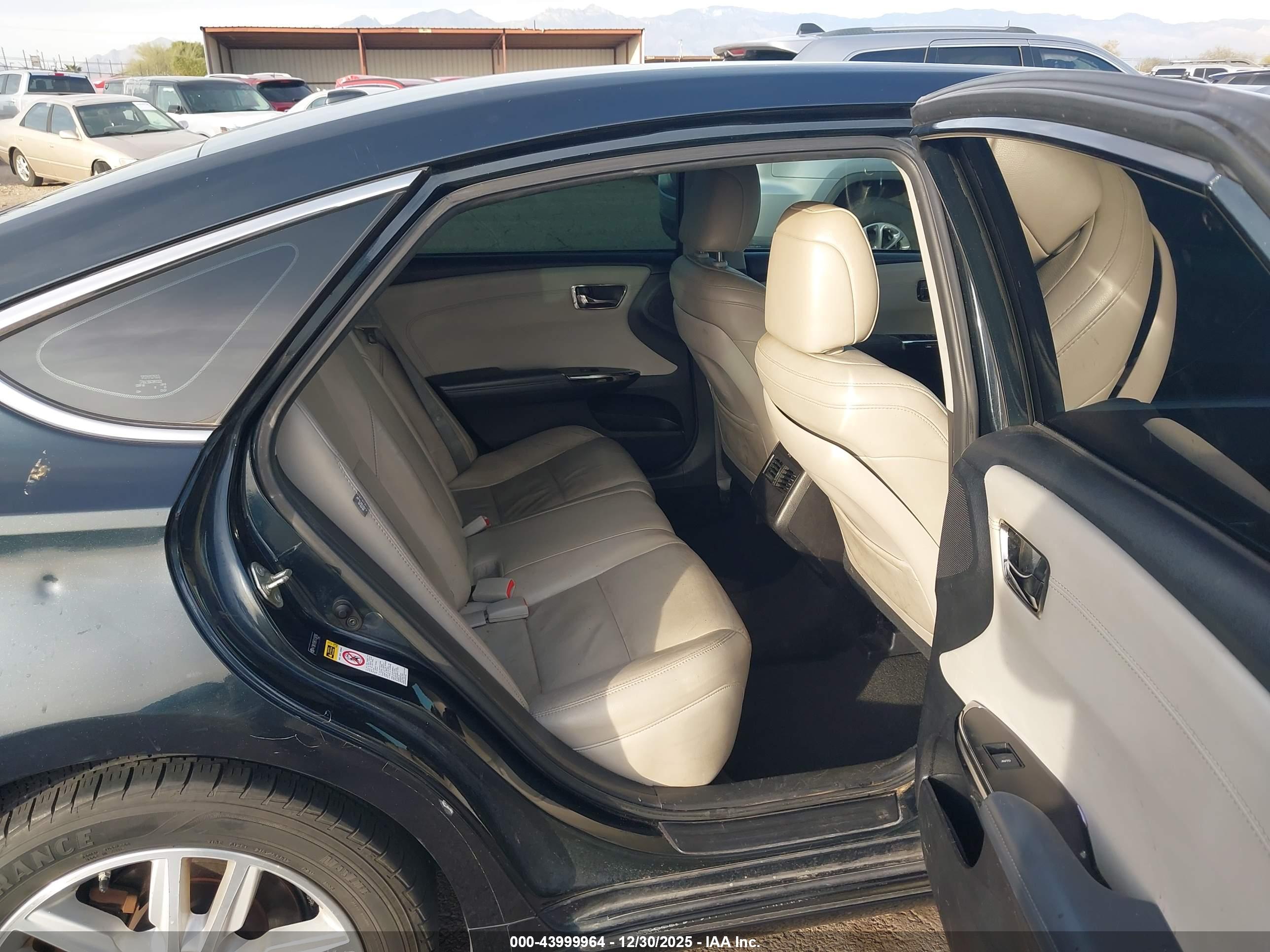 TOYOTA AVALON image 8