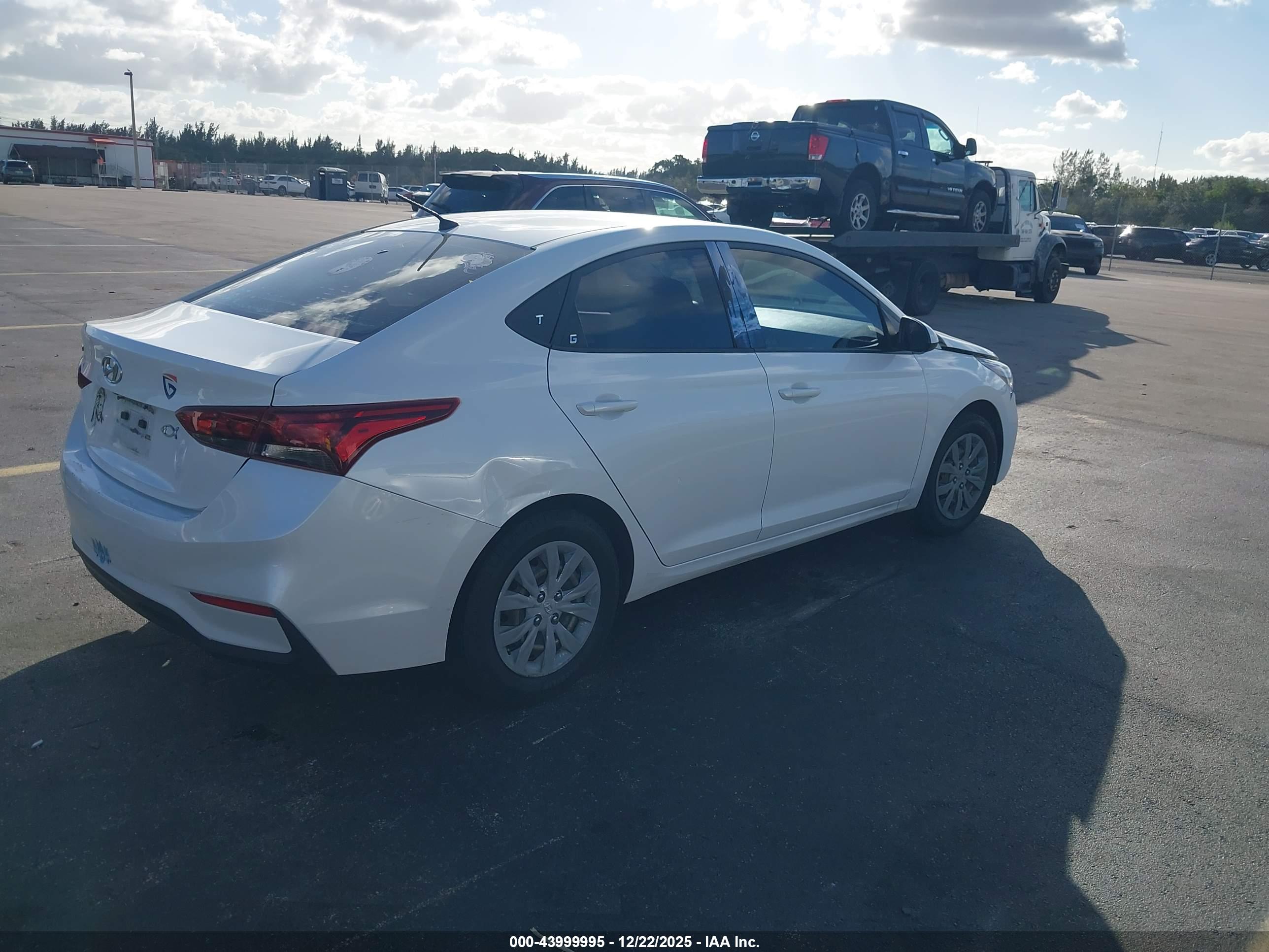 HYUNDAI ACCENT image 4