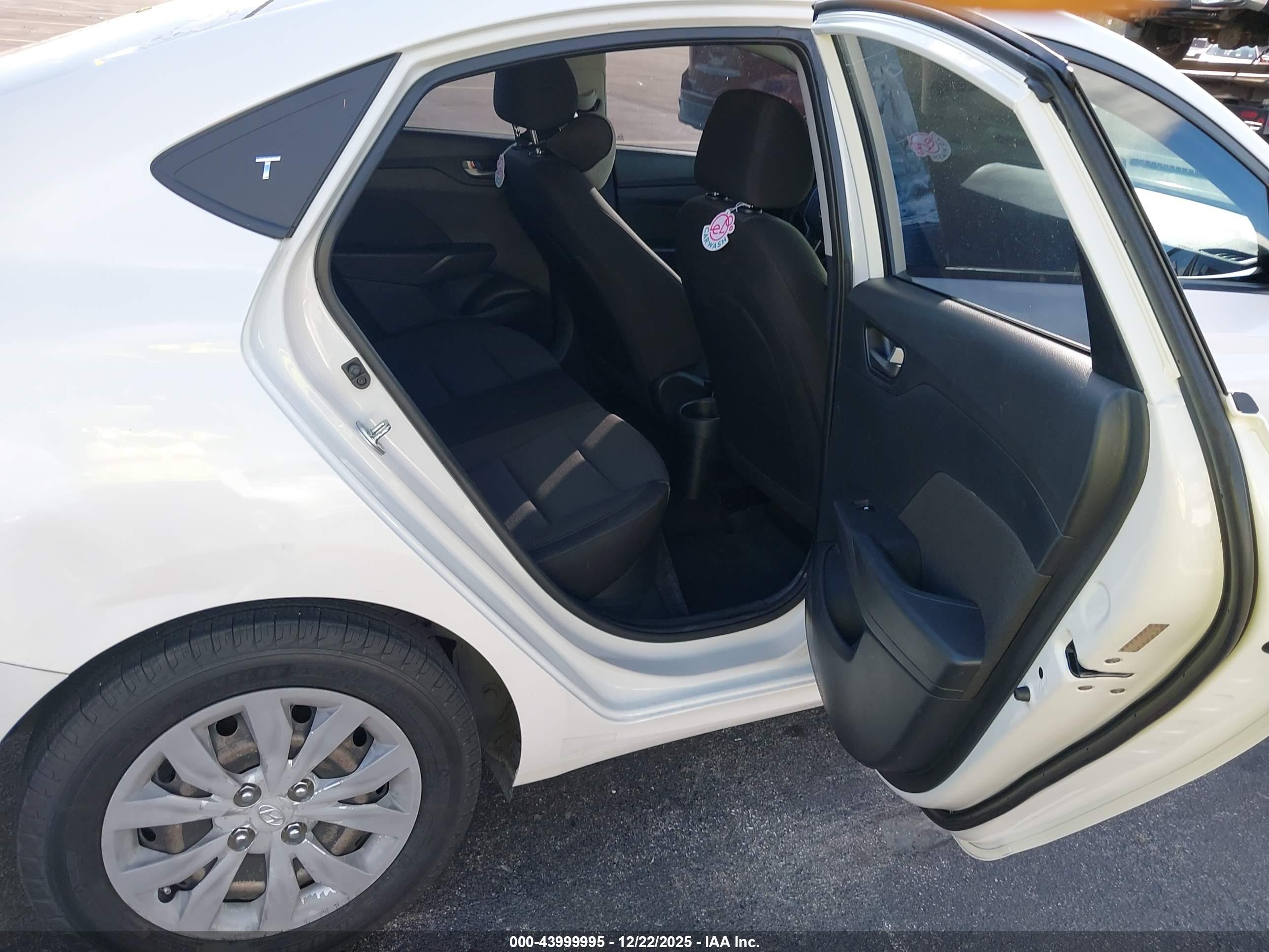 HYUNDAI ACCENT image 8