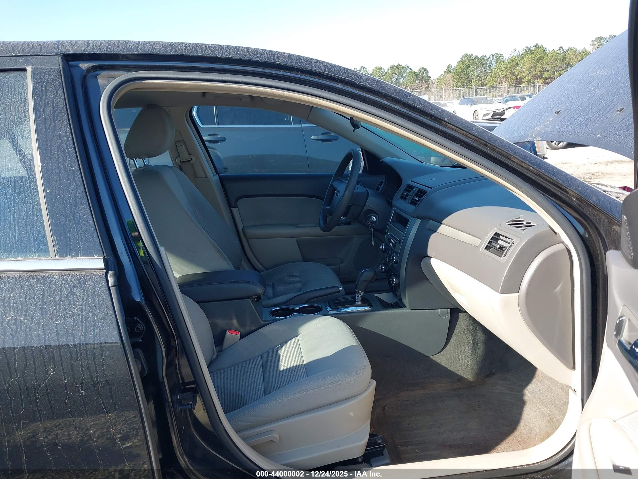 FORD FUSION image 5