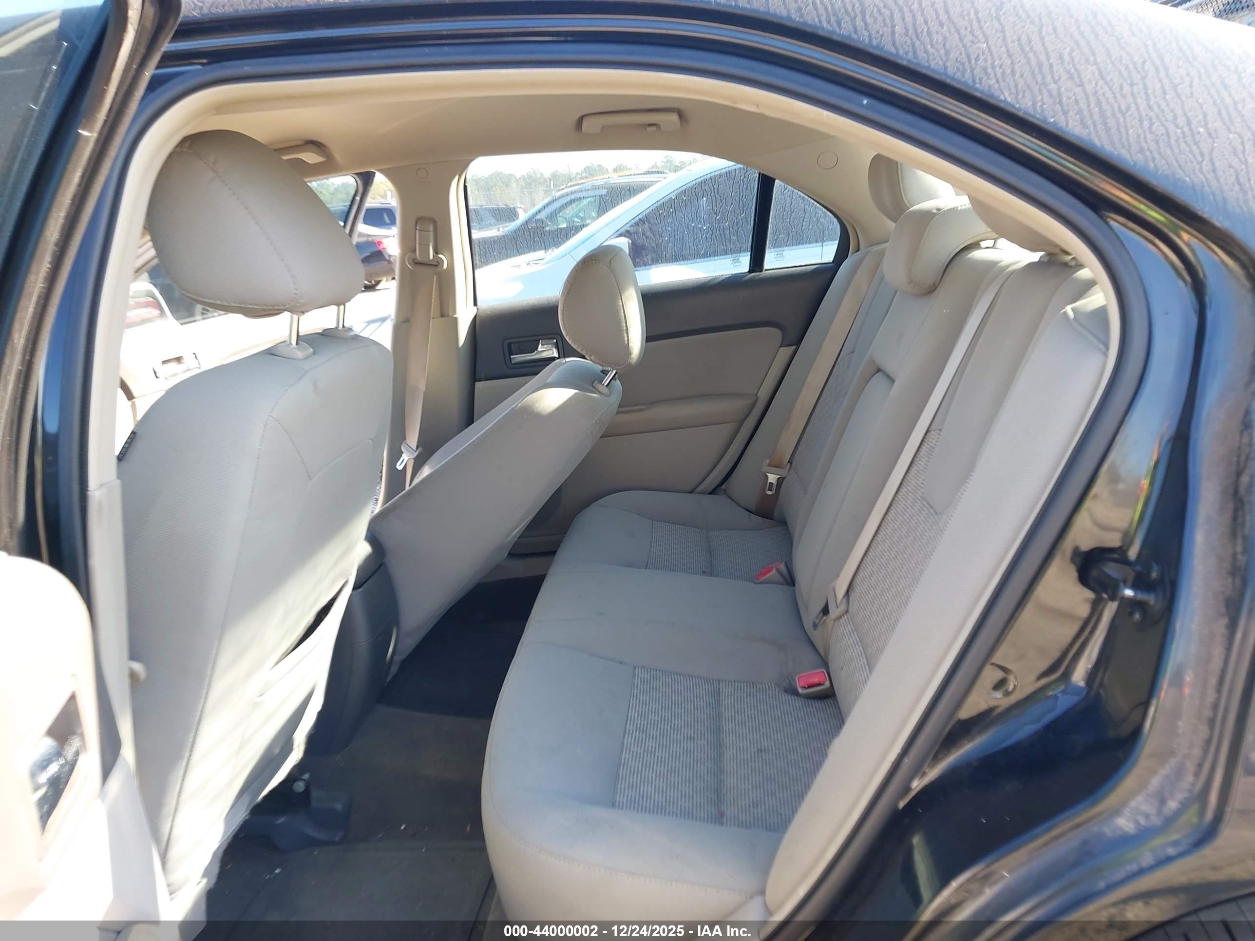 FORD FUSION image 8