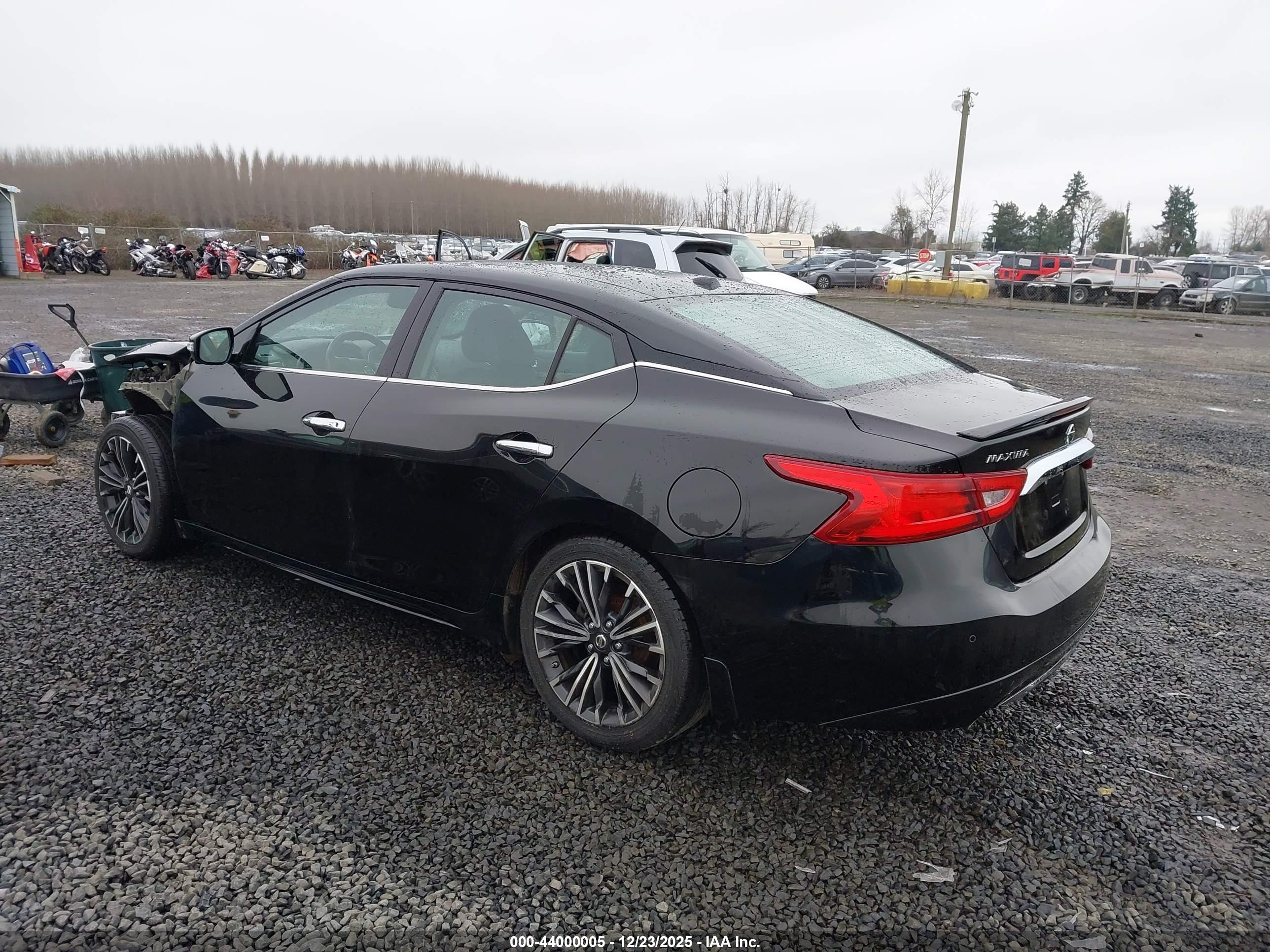 NISSAN MAXIMA image 3