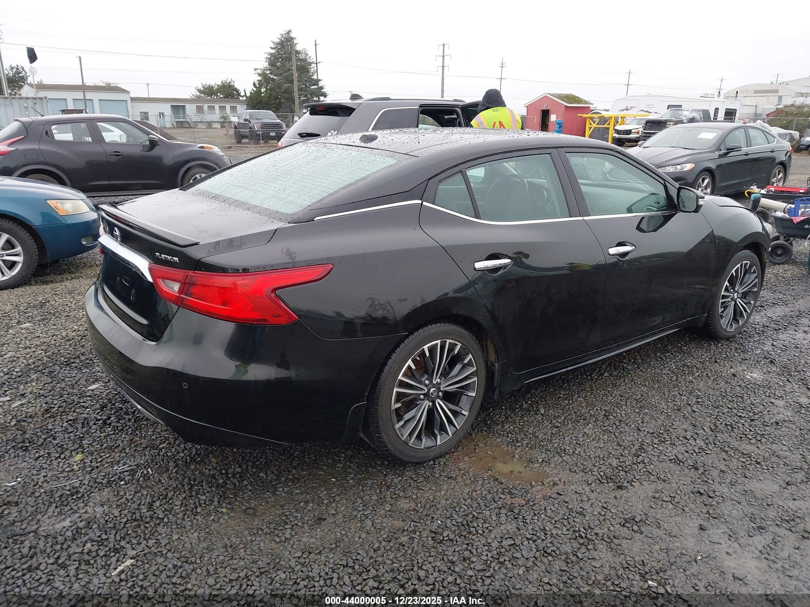 NISSAN MAXIMA image 4