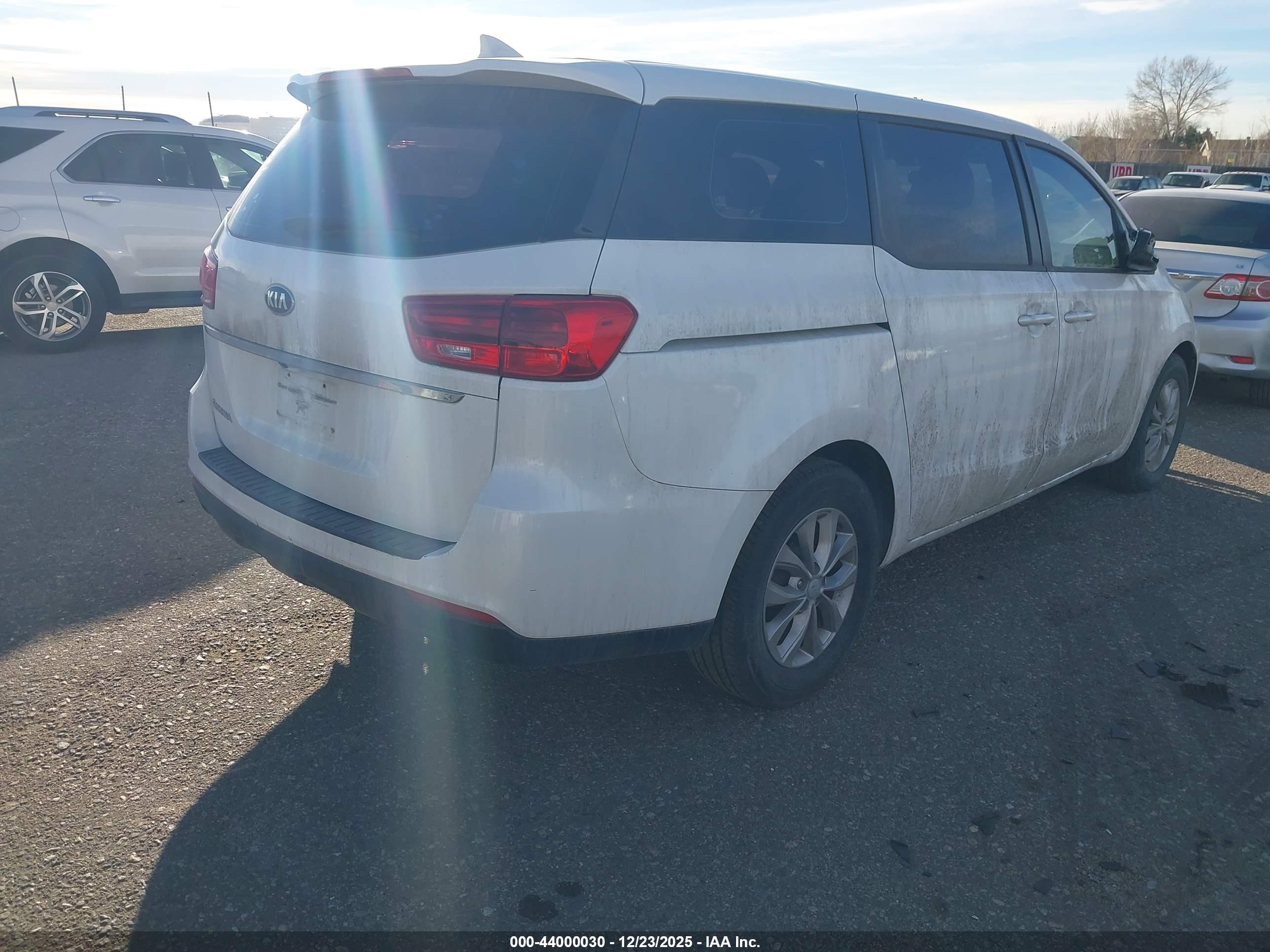 KIA SEDONA image 4