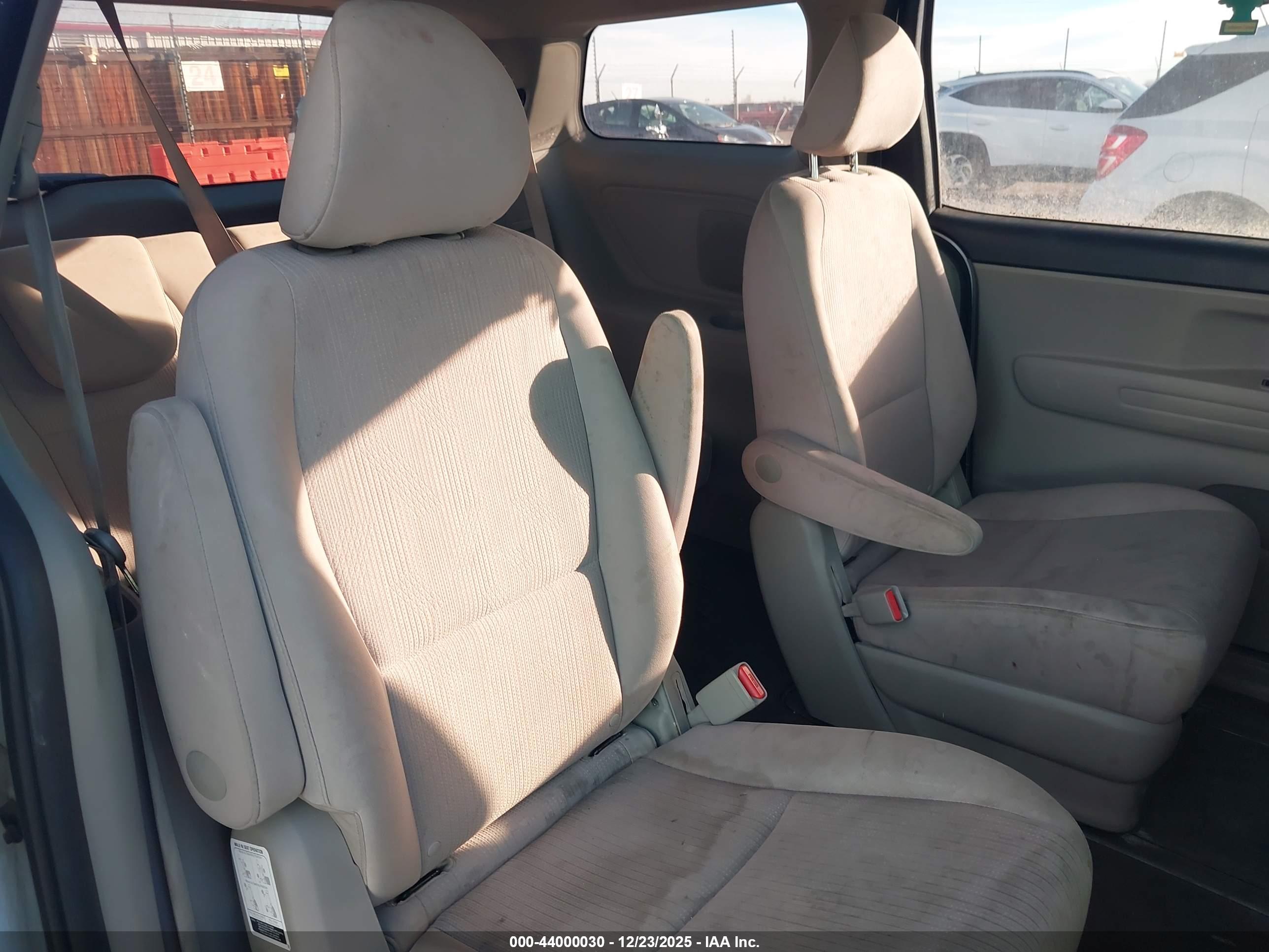 KIA SEDONA image 8