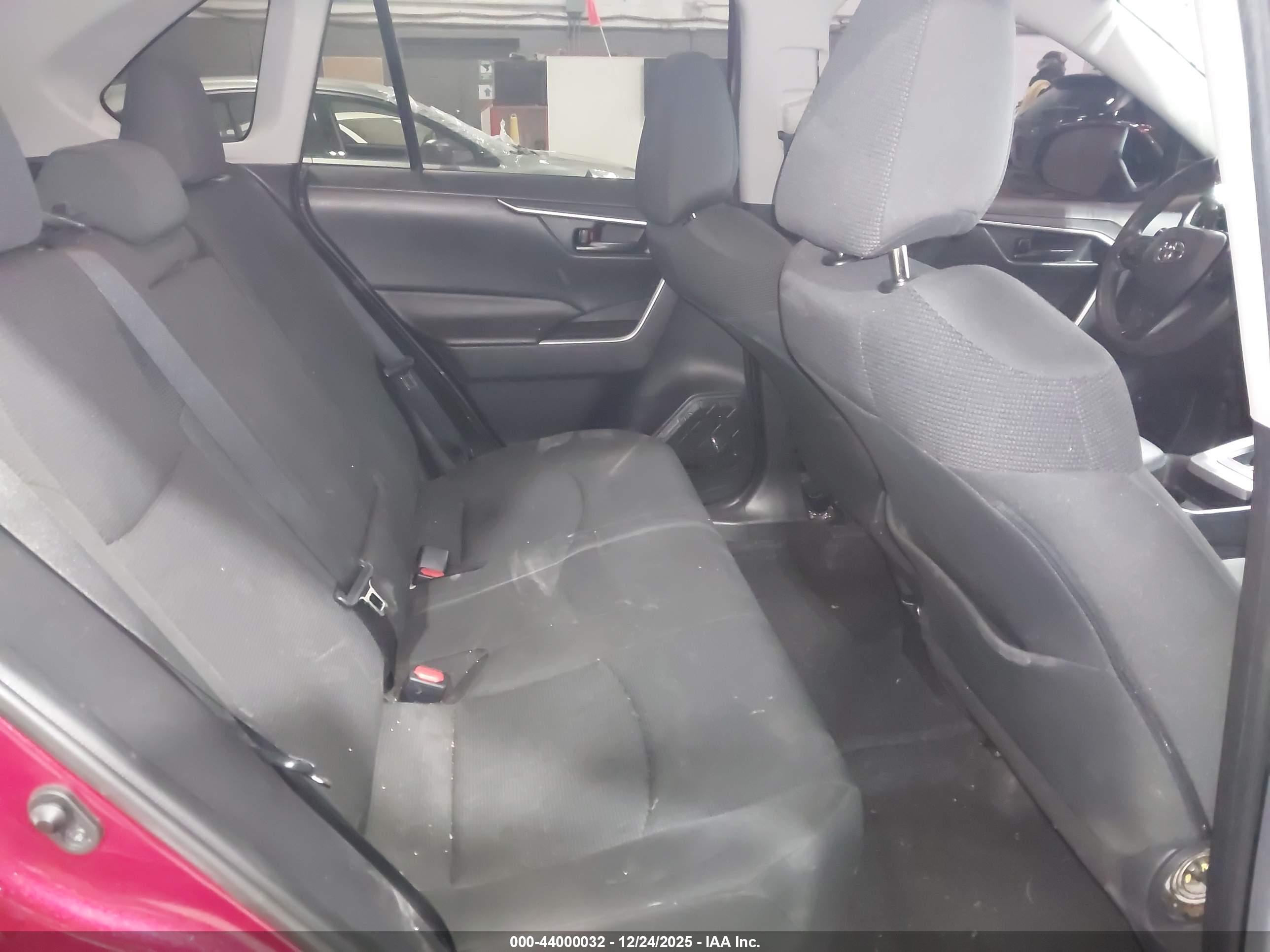 TOYOTA RAV4 image 8