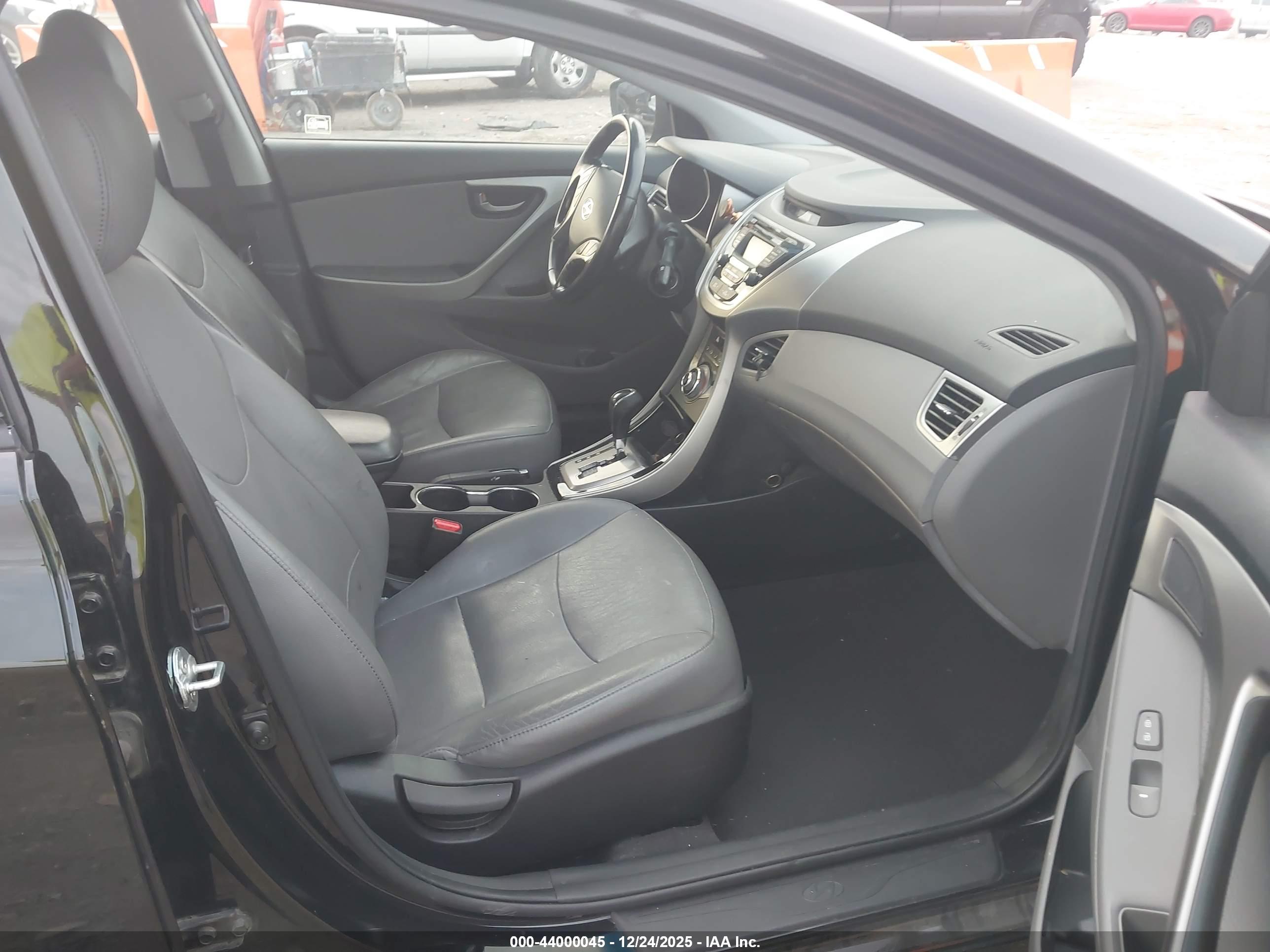 HYUNDAI ELANTRA image 5