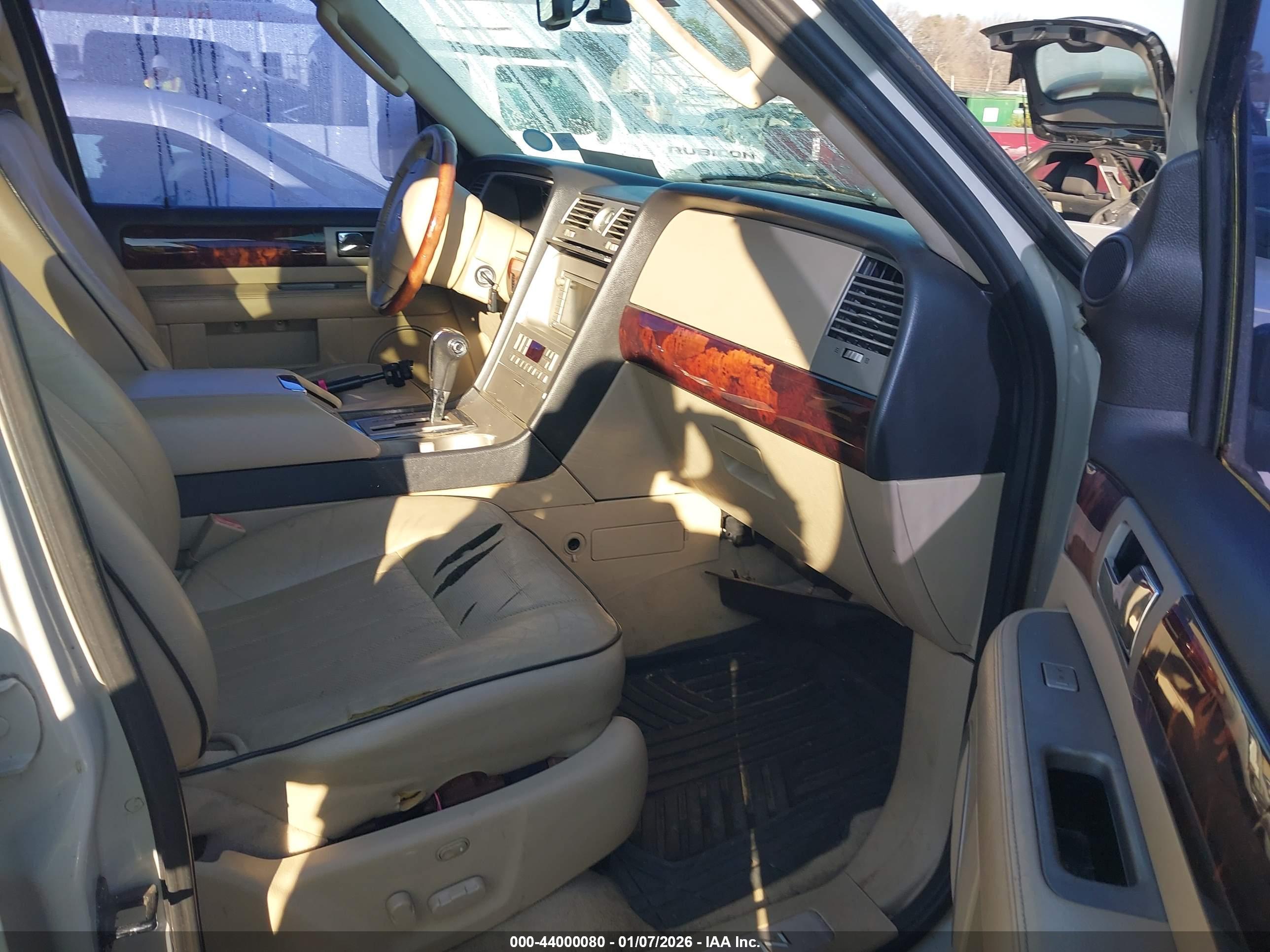 LINCOLN NAVIGATOR image 5