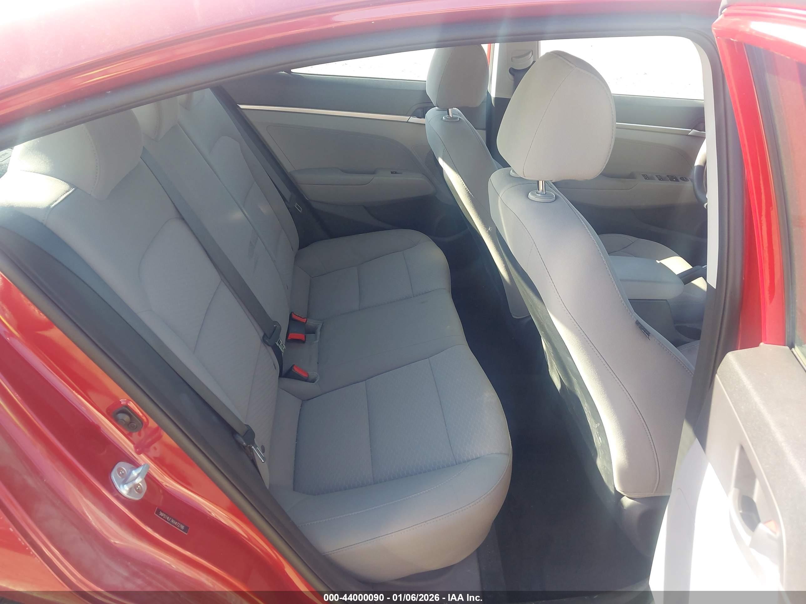 HYUNDAI ELANTRA image 8