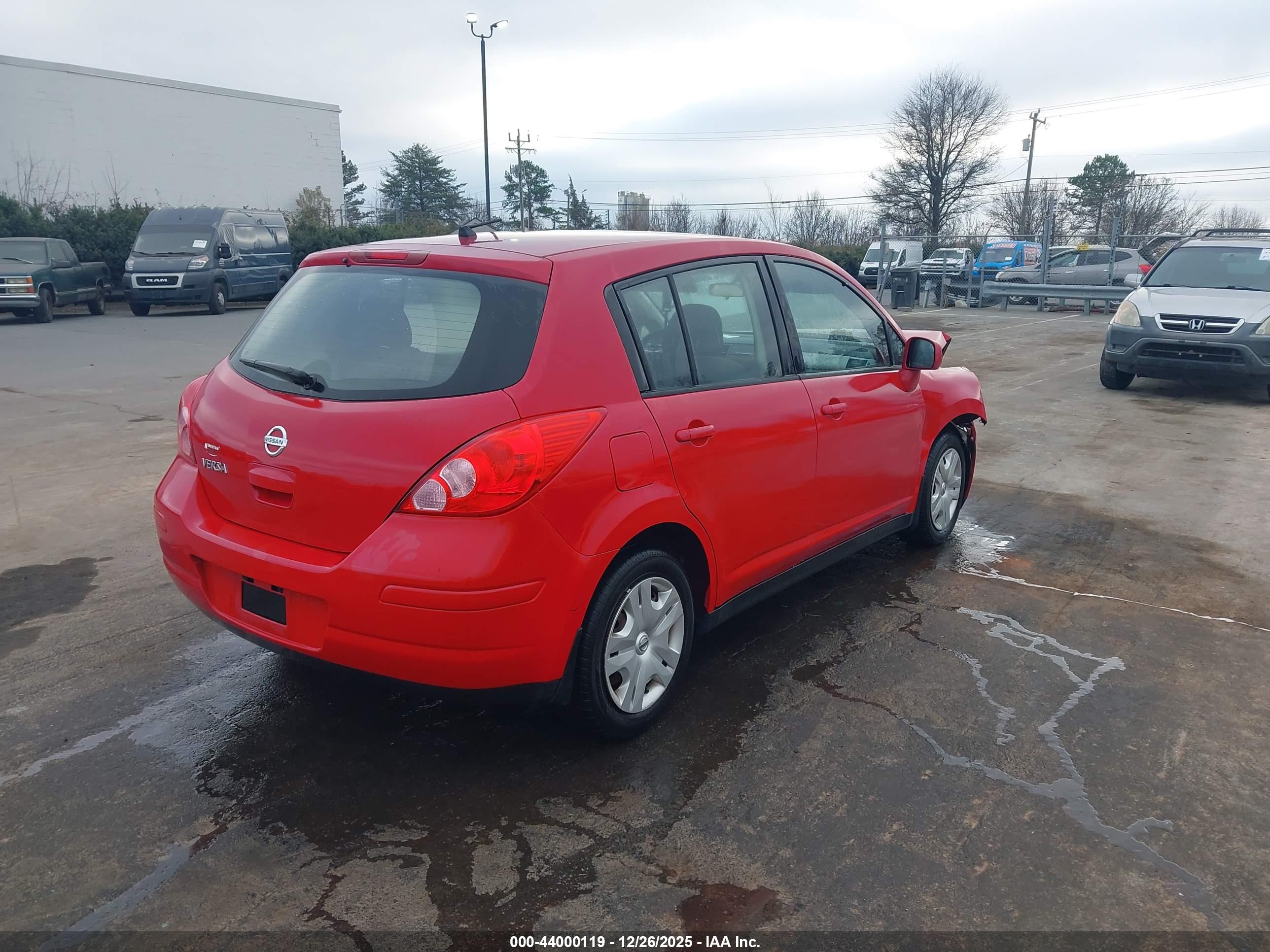 NISSAN VERSA image 4