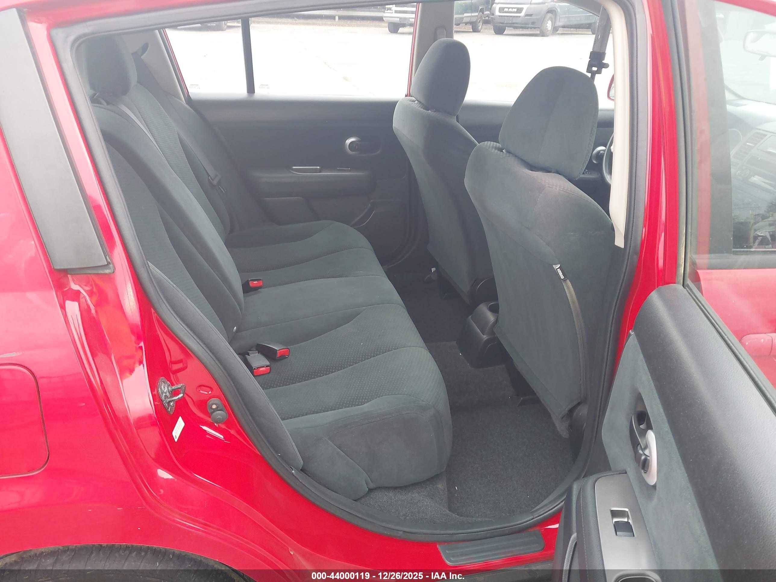 NISSAN VERSA image 8