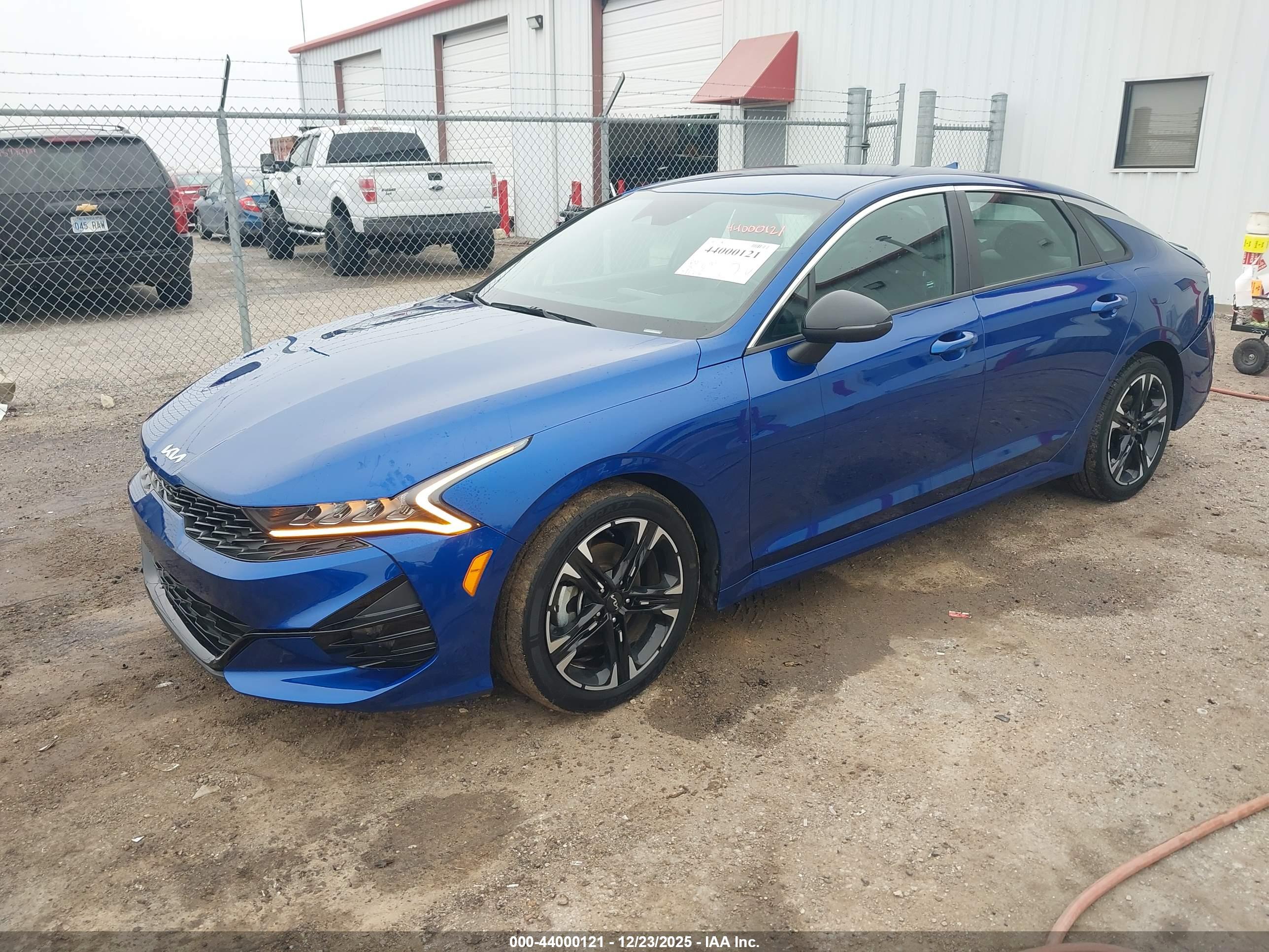 KIA K5 image 2