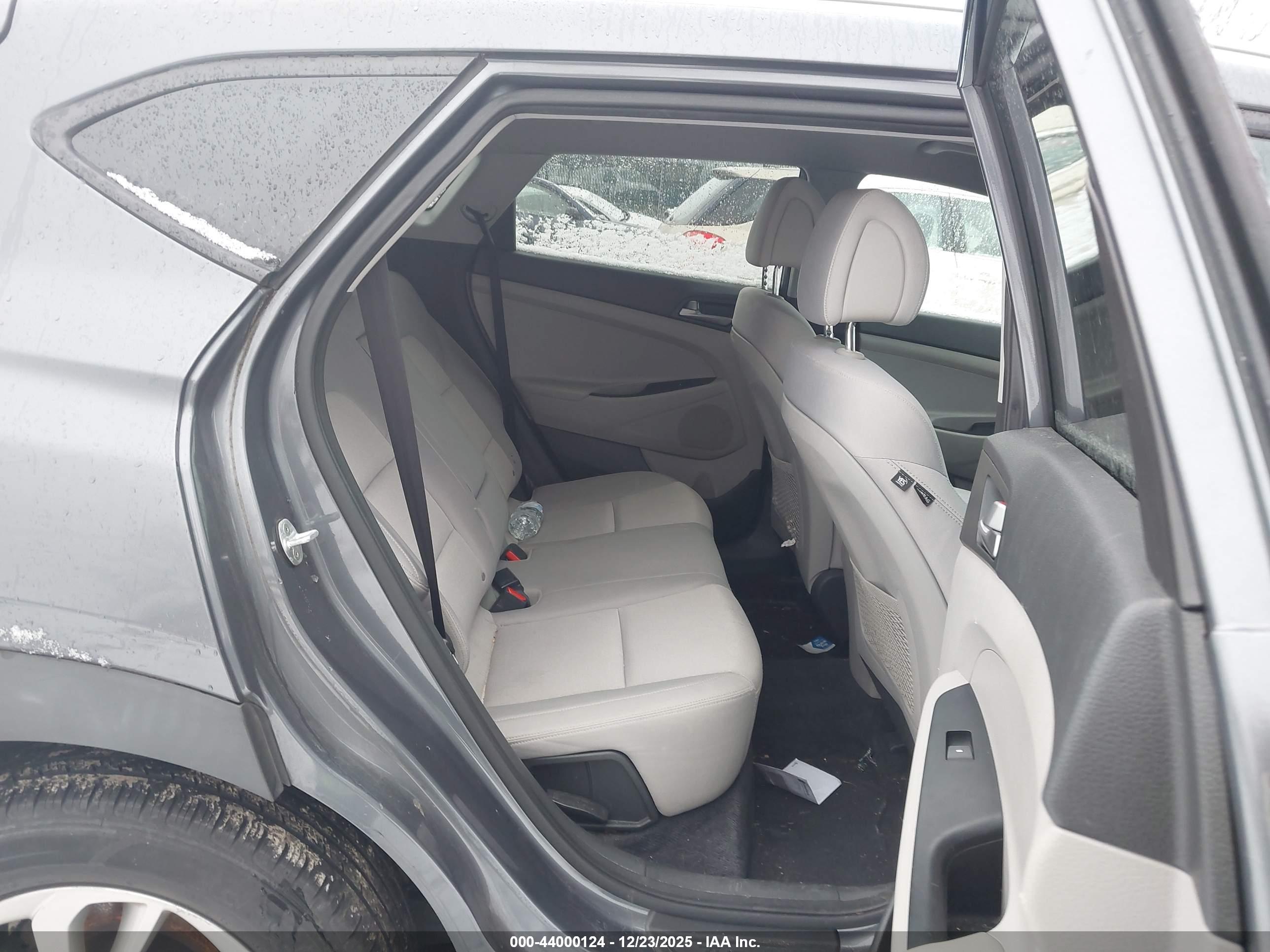 HYUNDAI TUCSON image 8