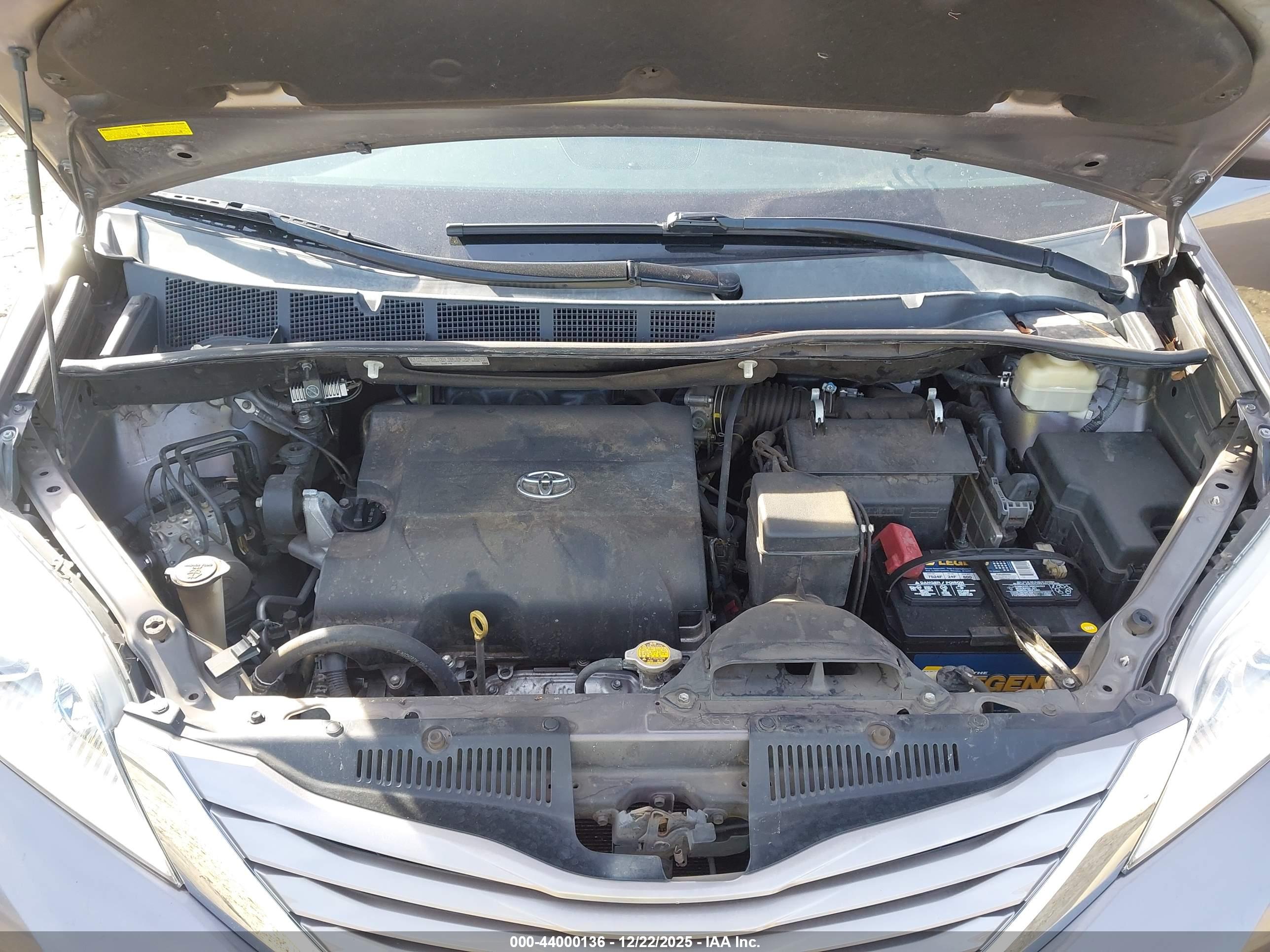 TOYOTA SIENNA image 10
