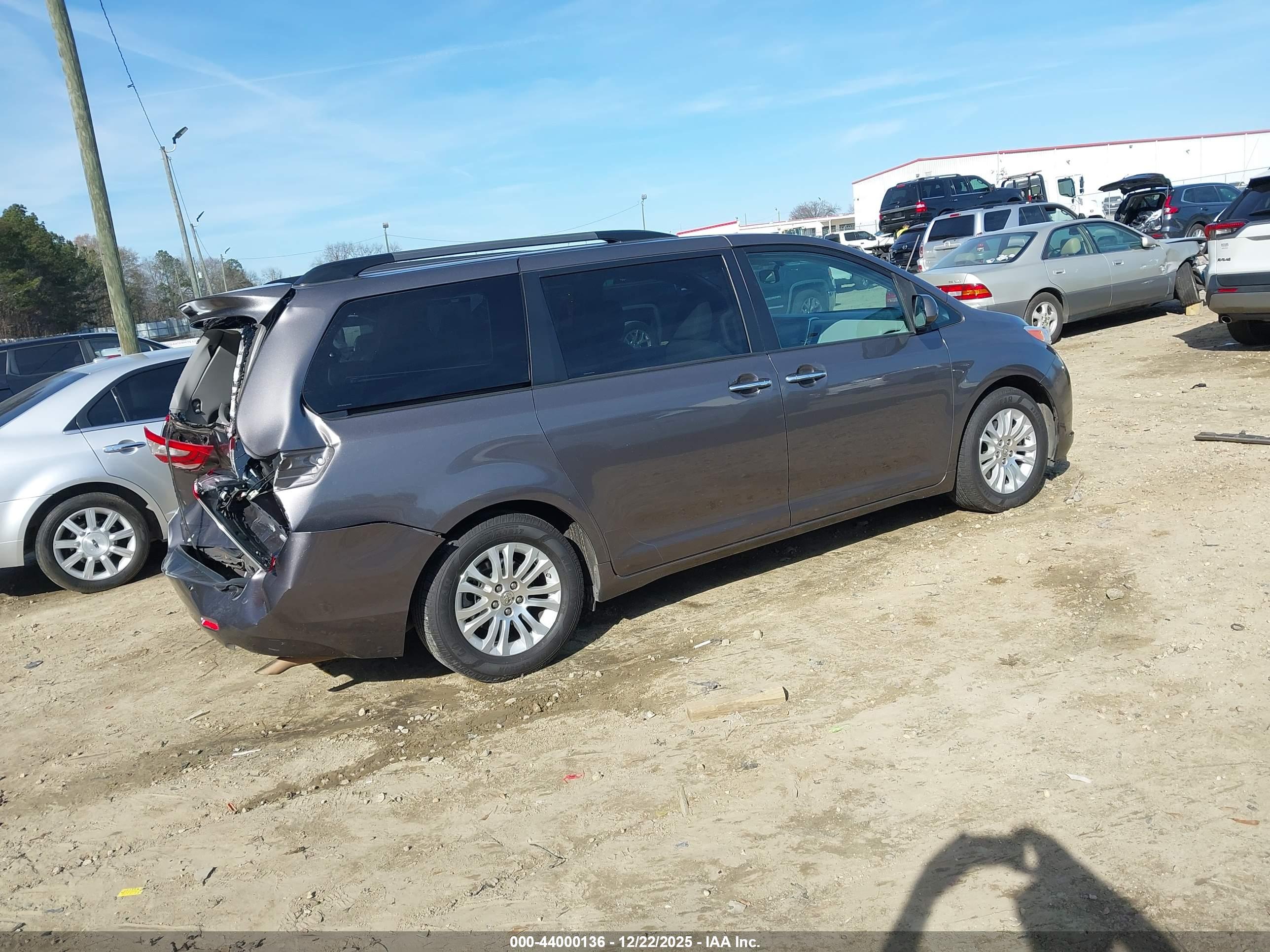 TOYOTA SIENNA image 4