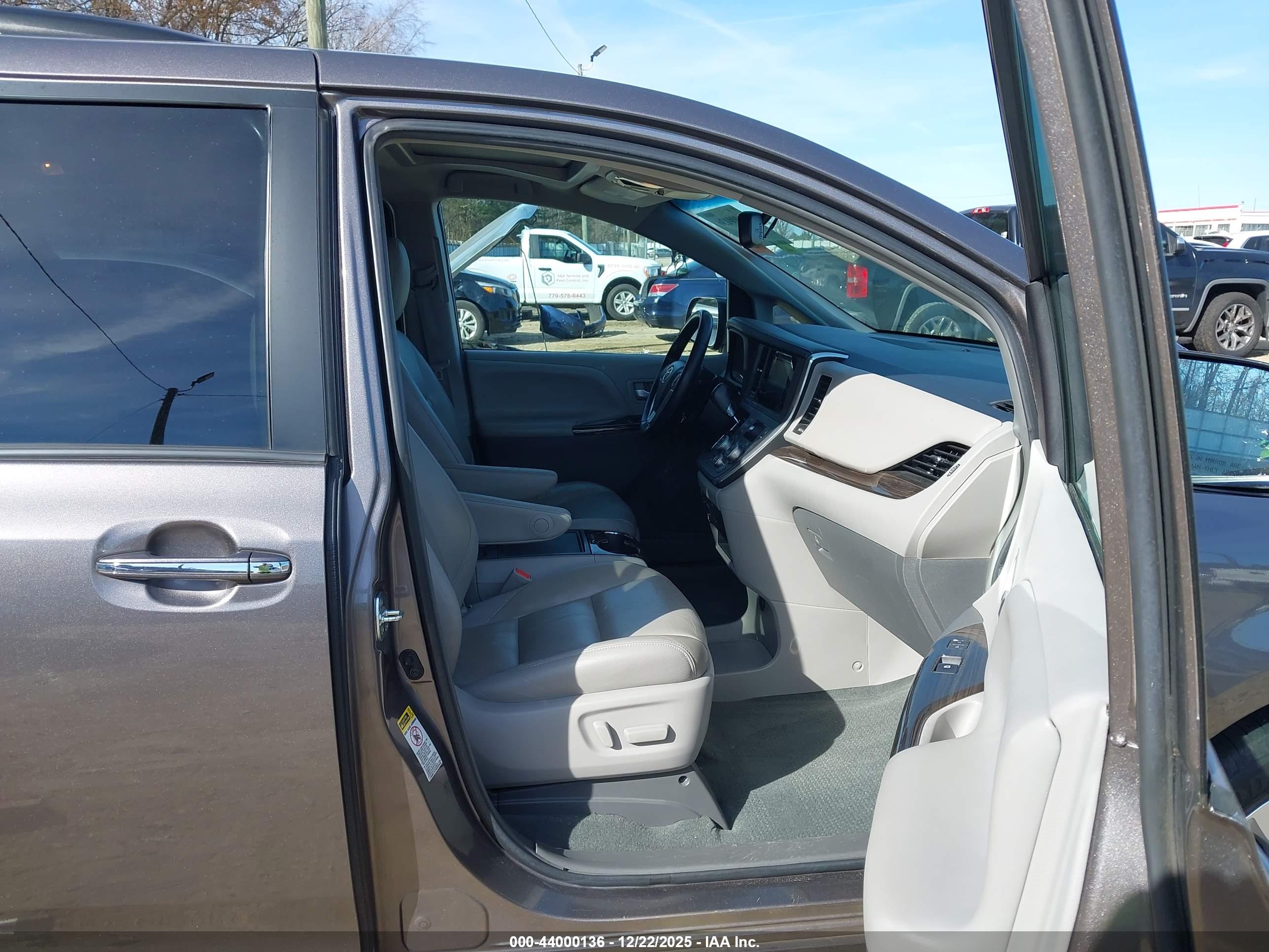 TOYOTA SIENNA image 5