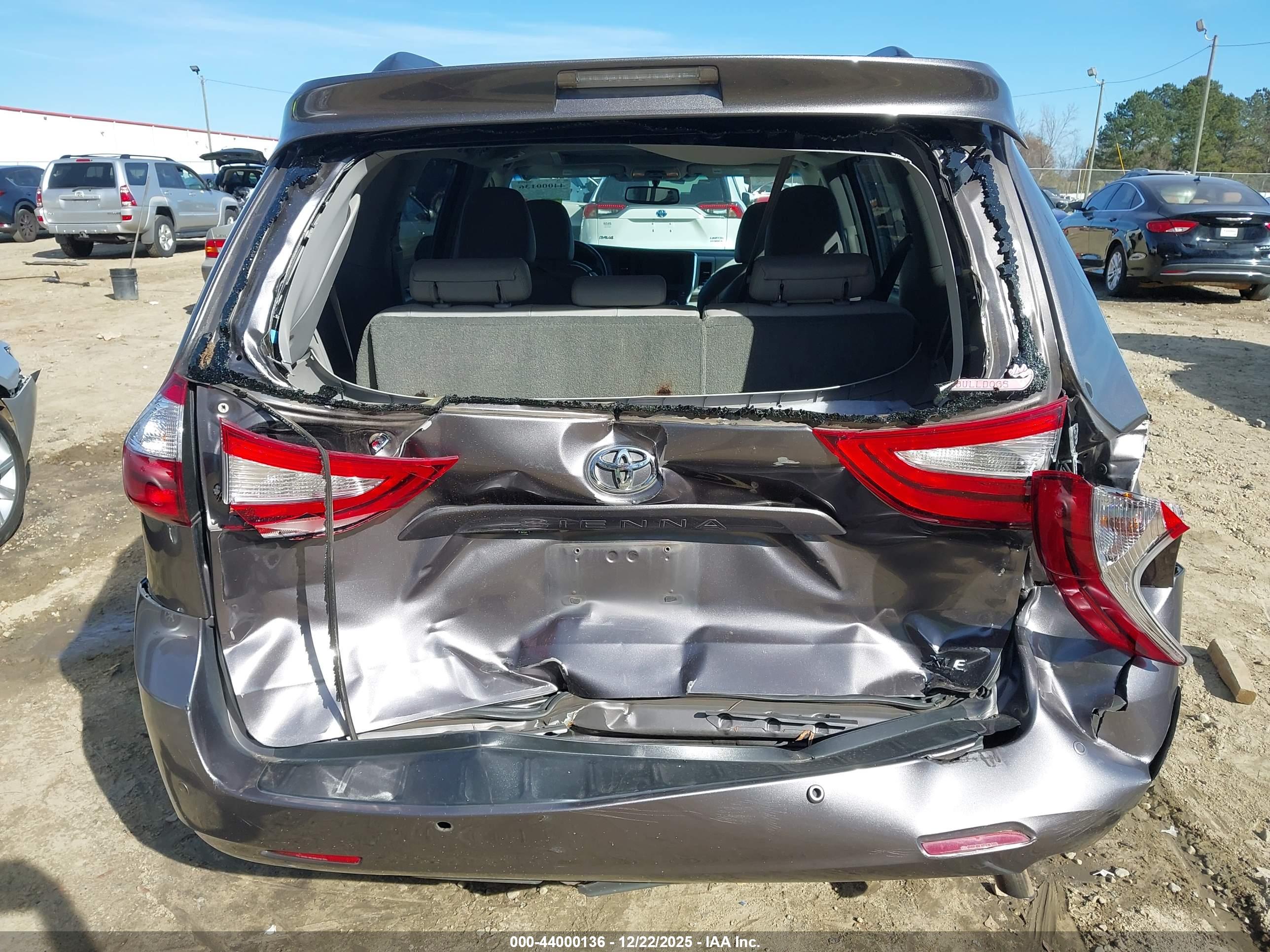 TOYOTA SIENNA image 6
