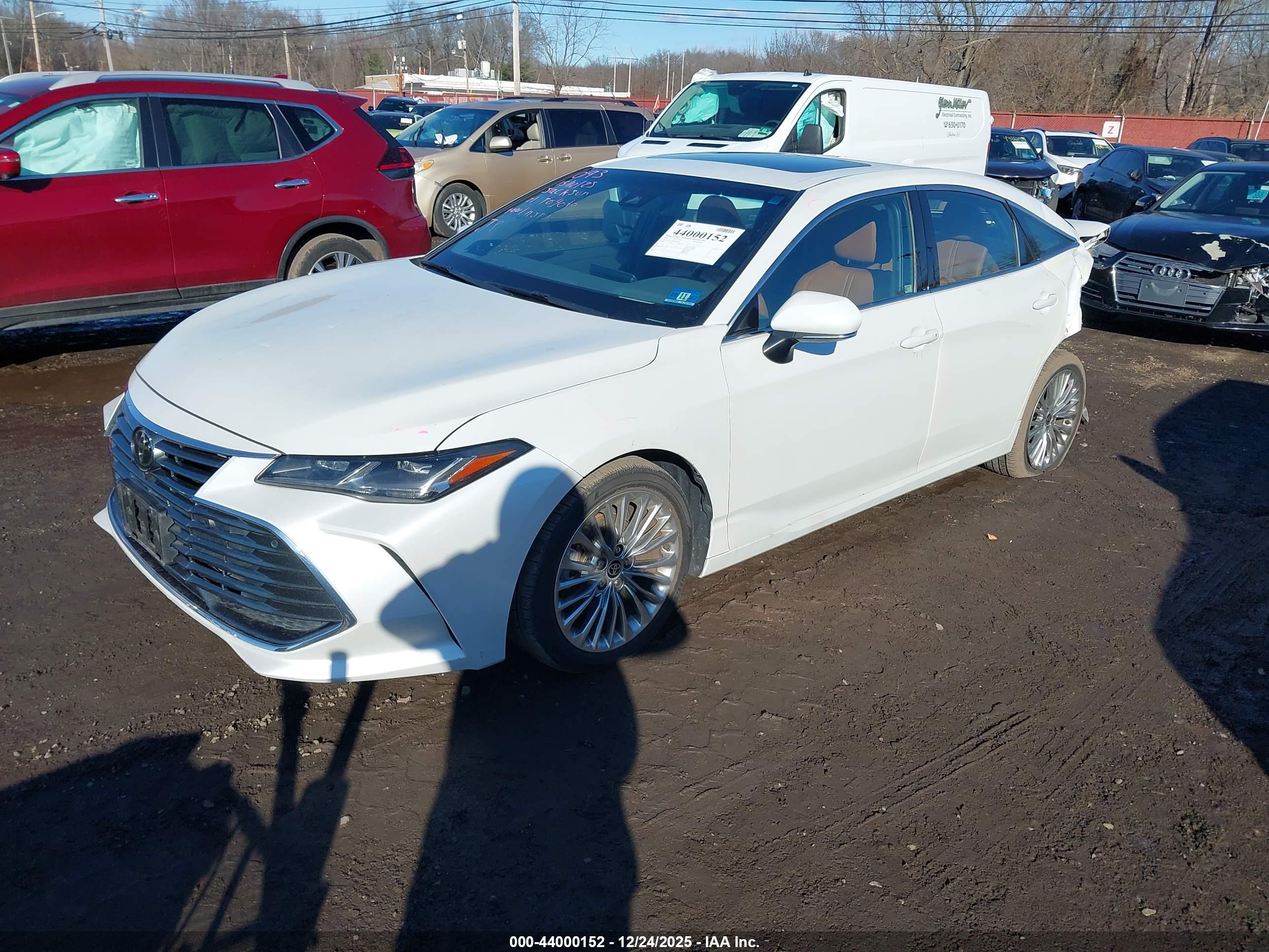 TOYOTA AVALON image 2
