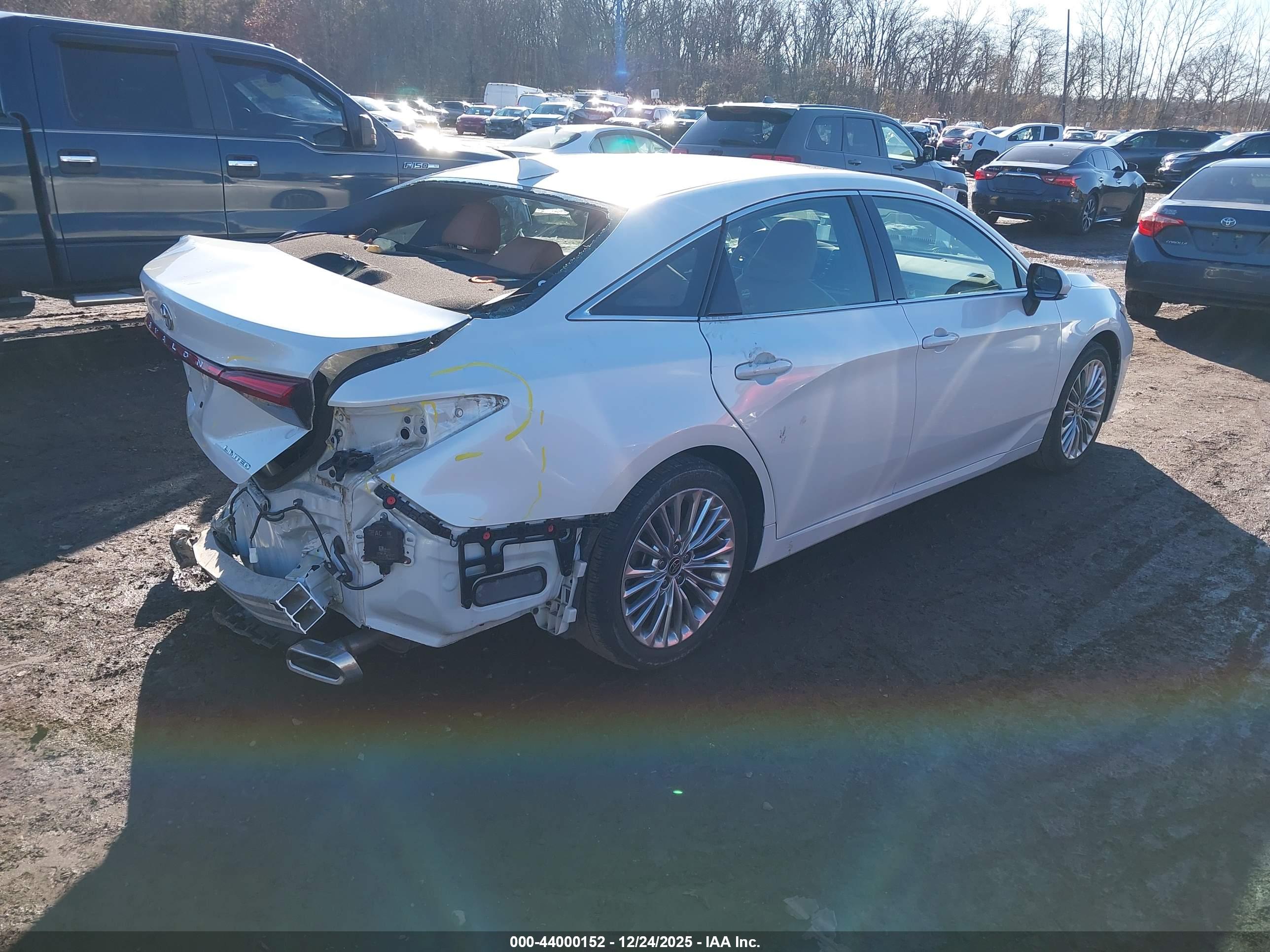 TOYOTA AVALON image 4