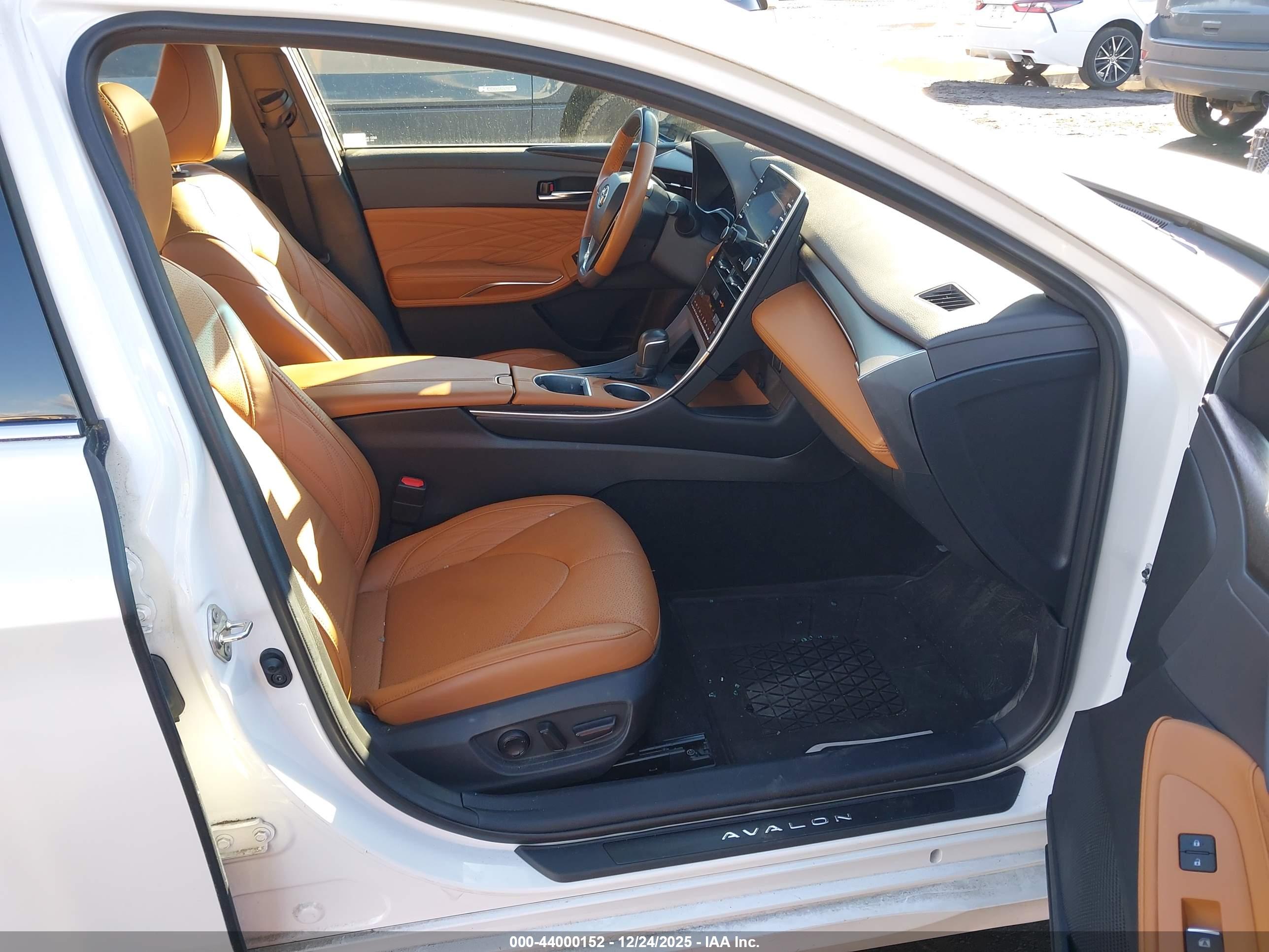 TOYOTA AVALON image 5