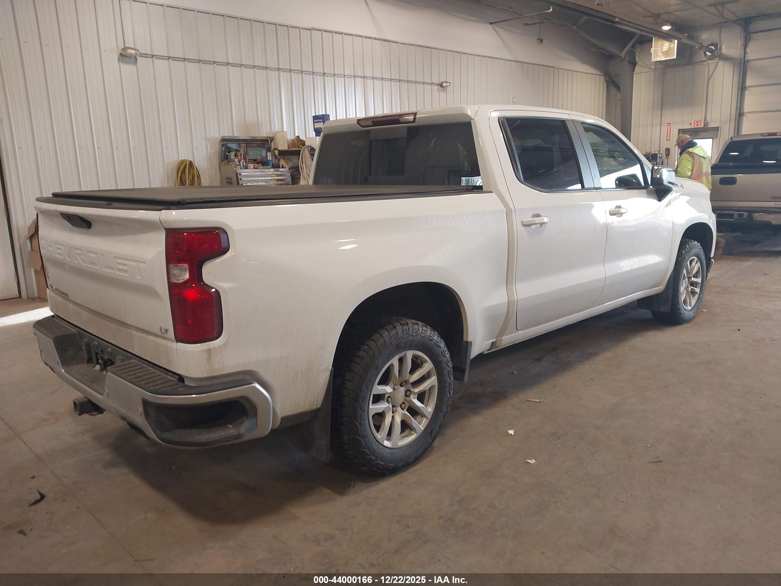 CHEVROLET SILVERADO image 4