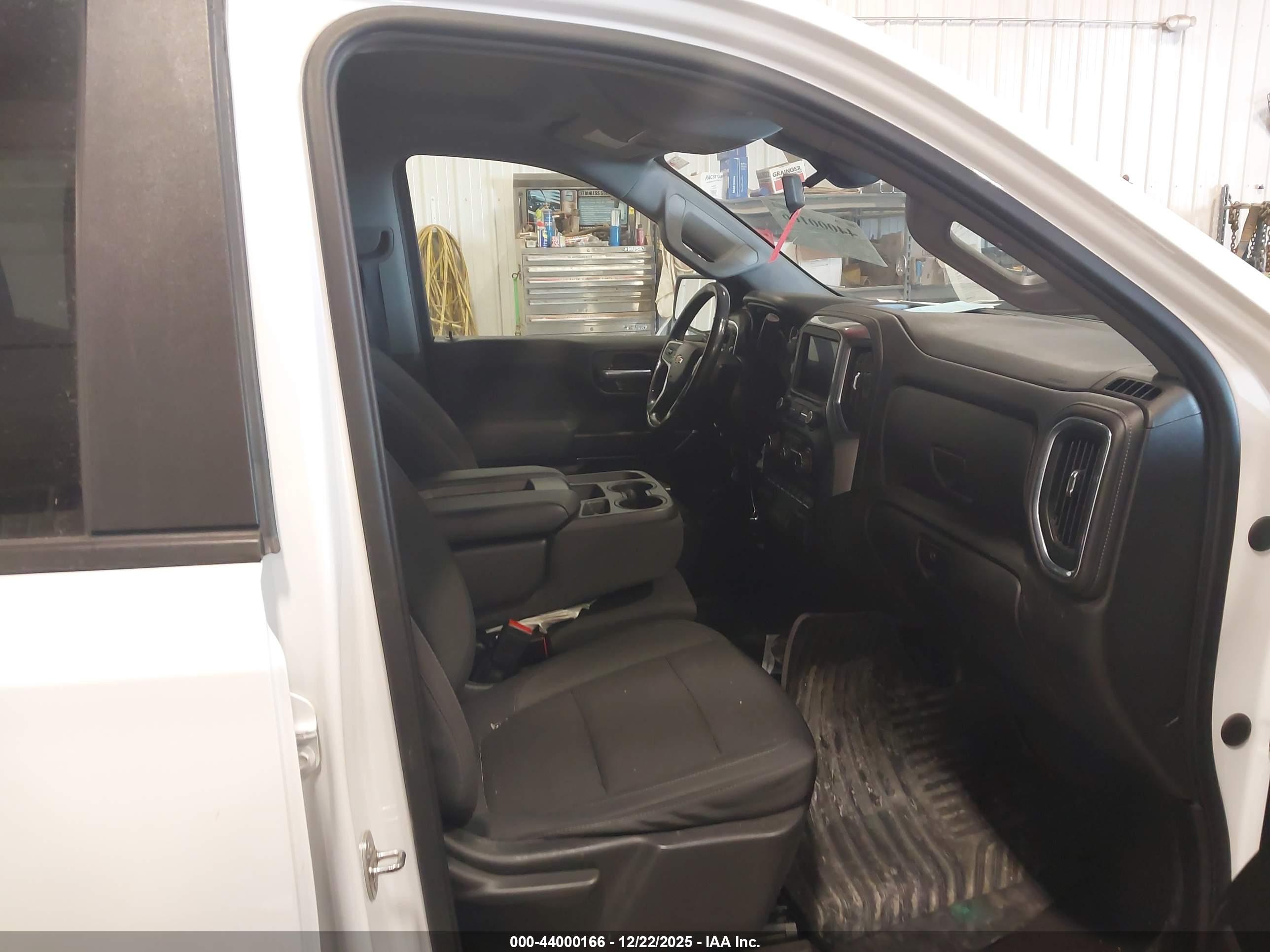CHEVROLET SILVERADO image 5