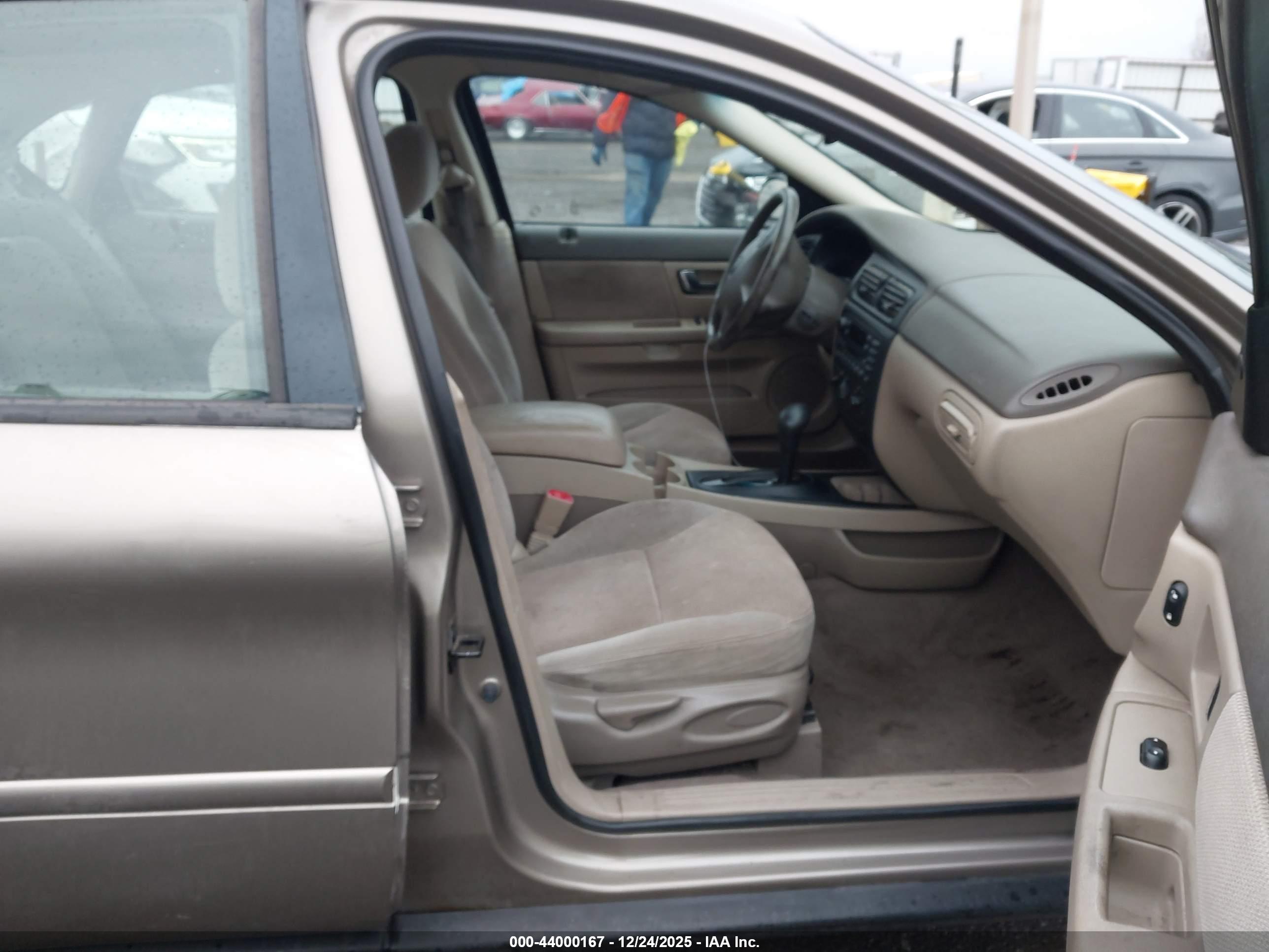 FORD TAURUS image 5