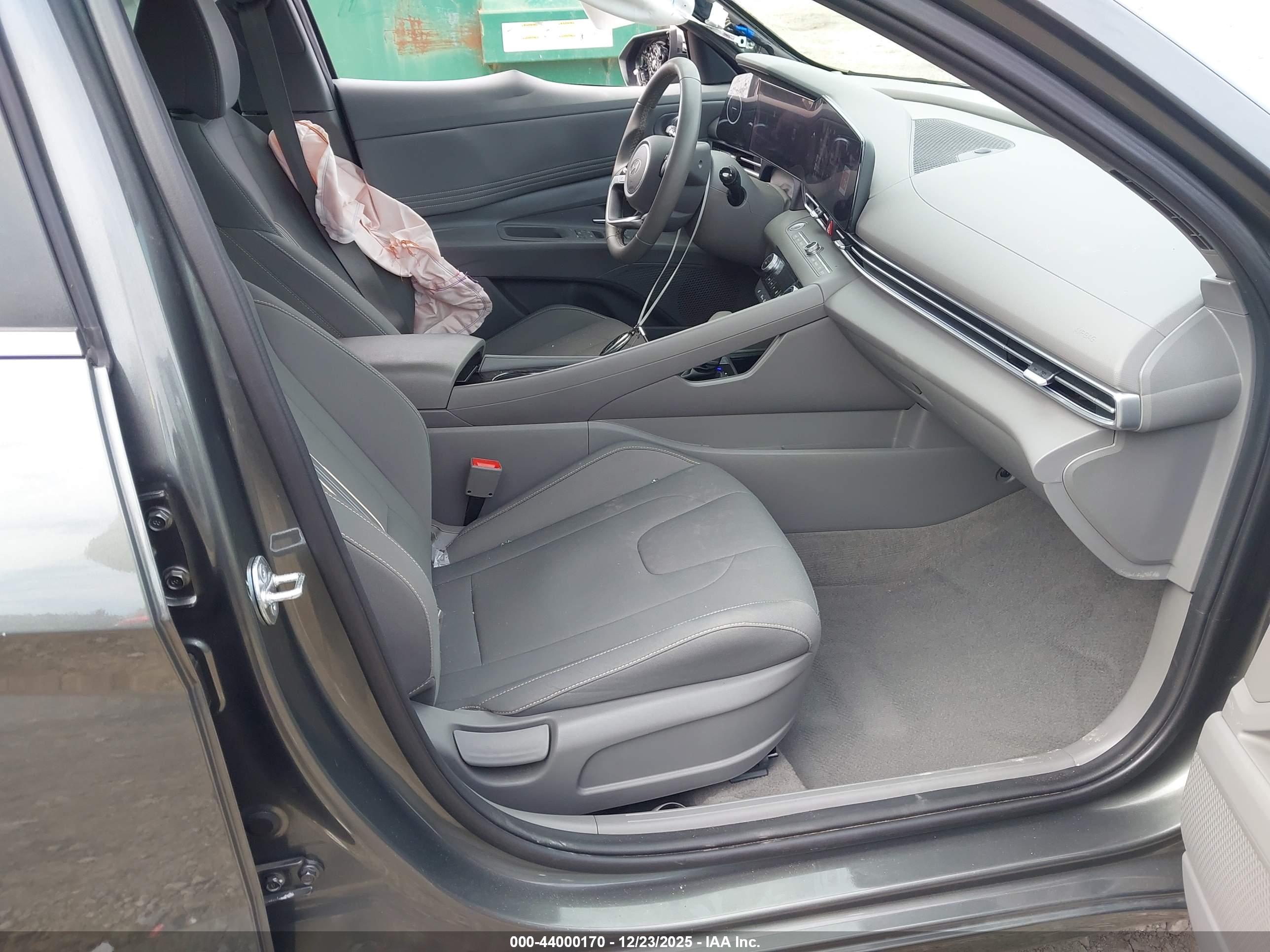 HYUNDAI ELANTRA image 5