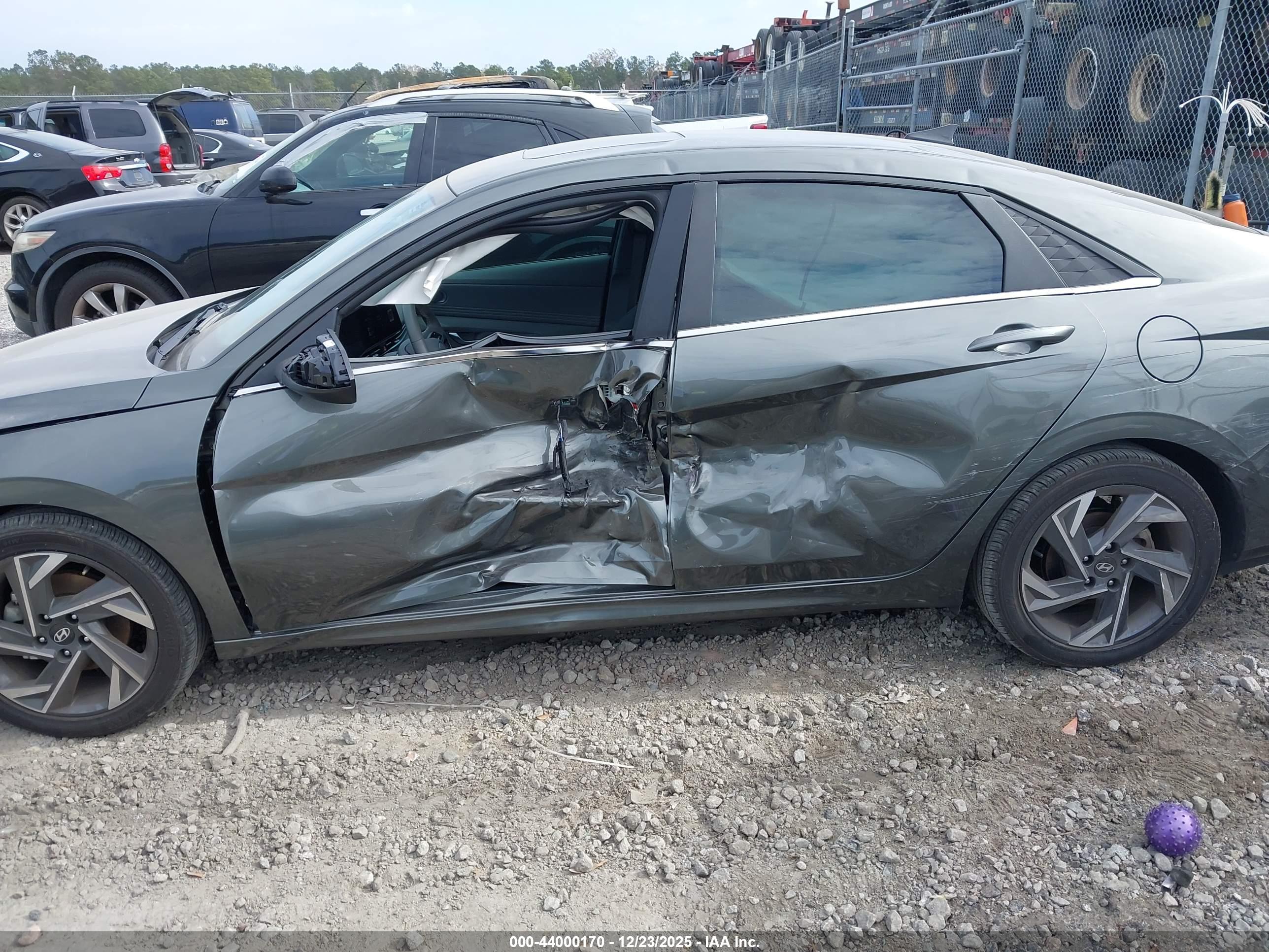 HYUNDAI ELANTRA image 6