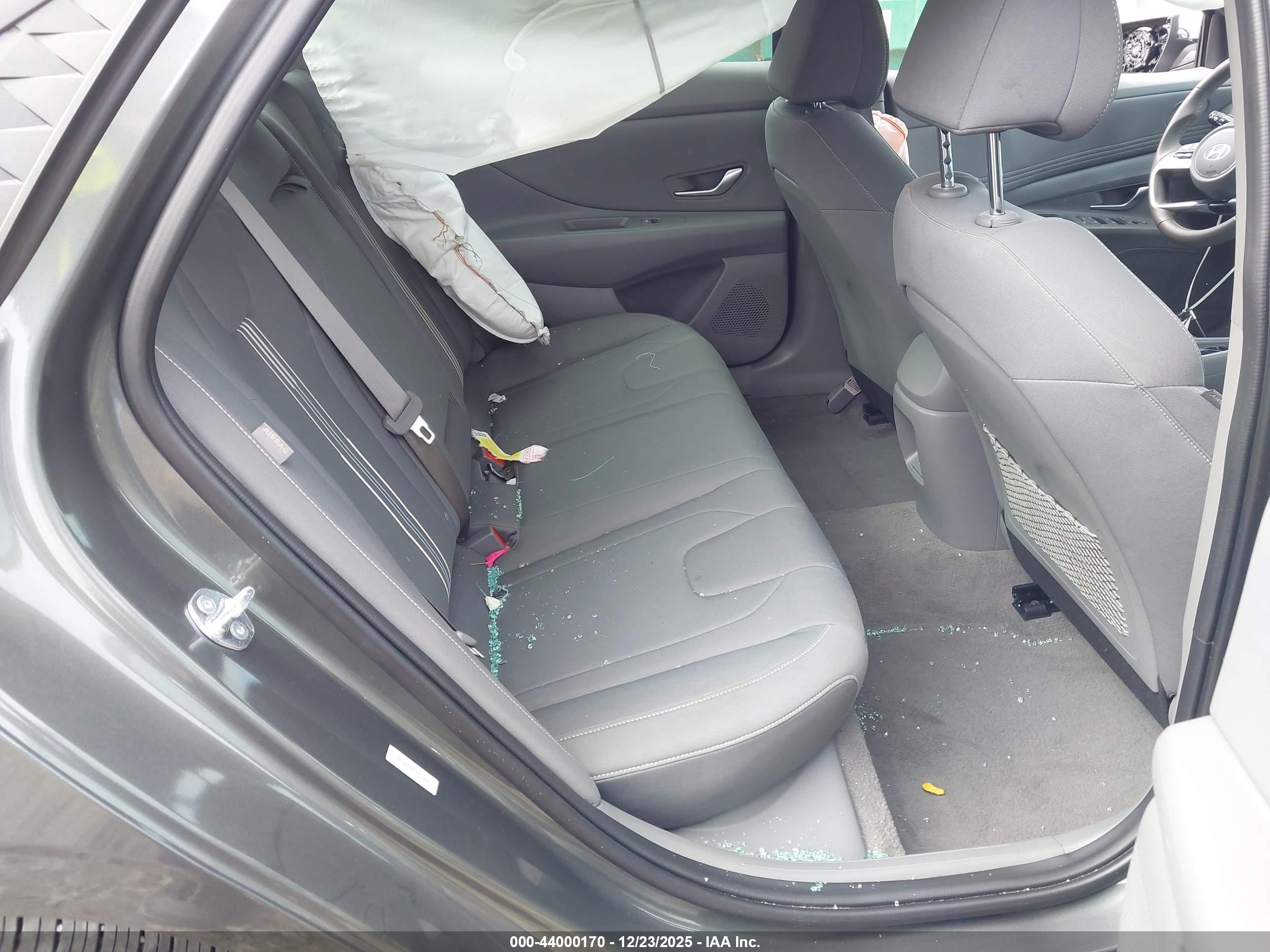 HYUNDAI ELANTRA image 8