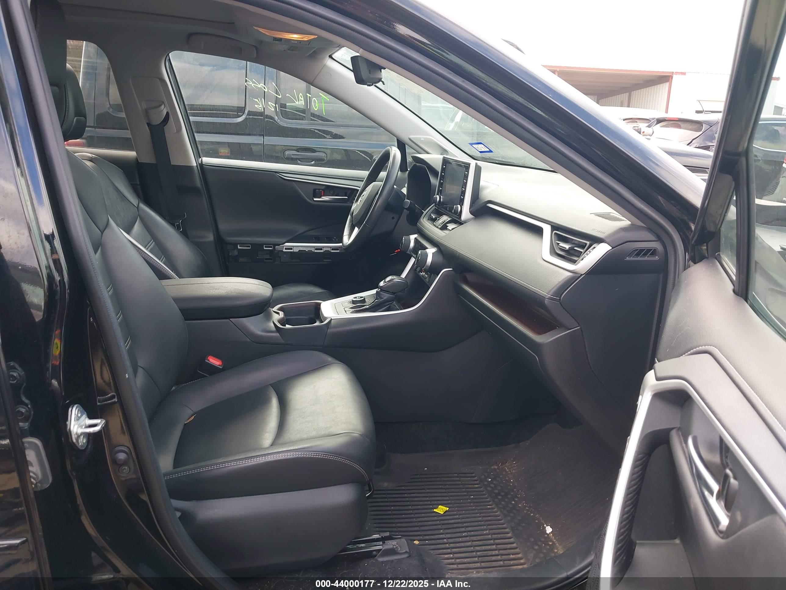TOYOTA RAV4 image 5