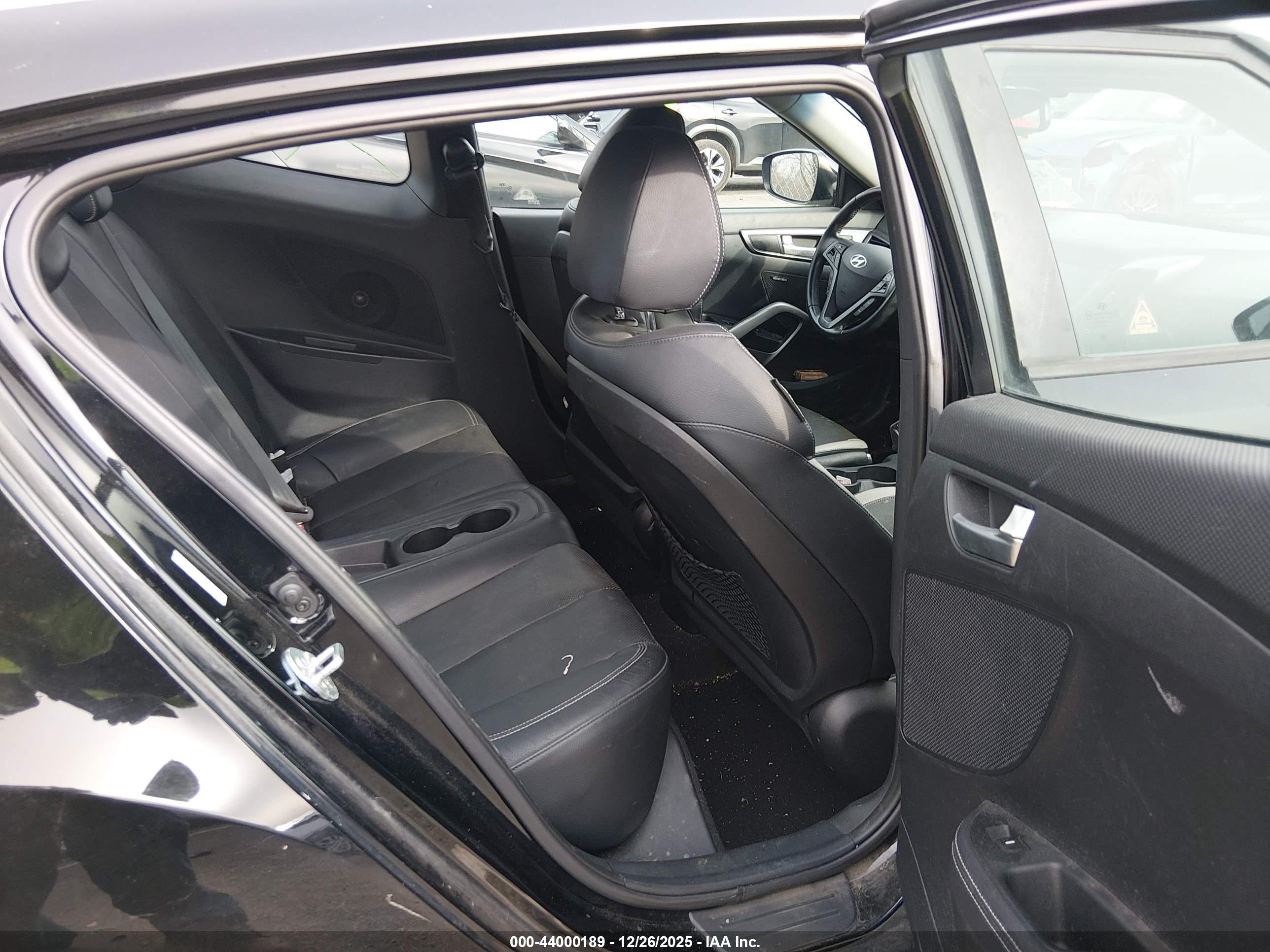 HYUNDAI VELOSTER image 8