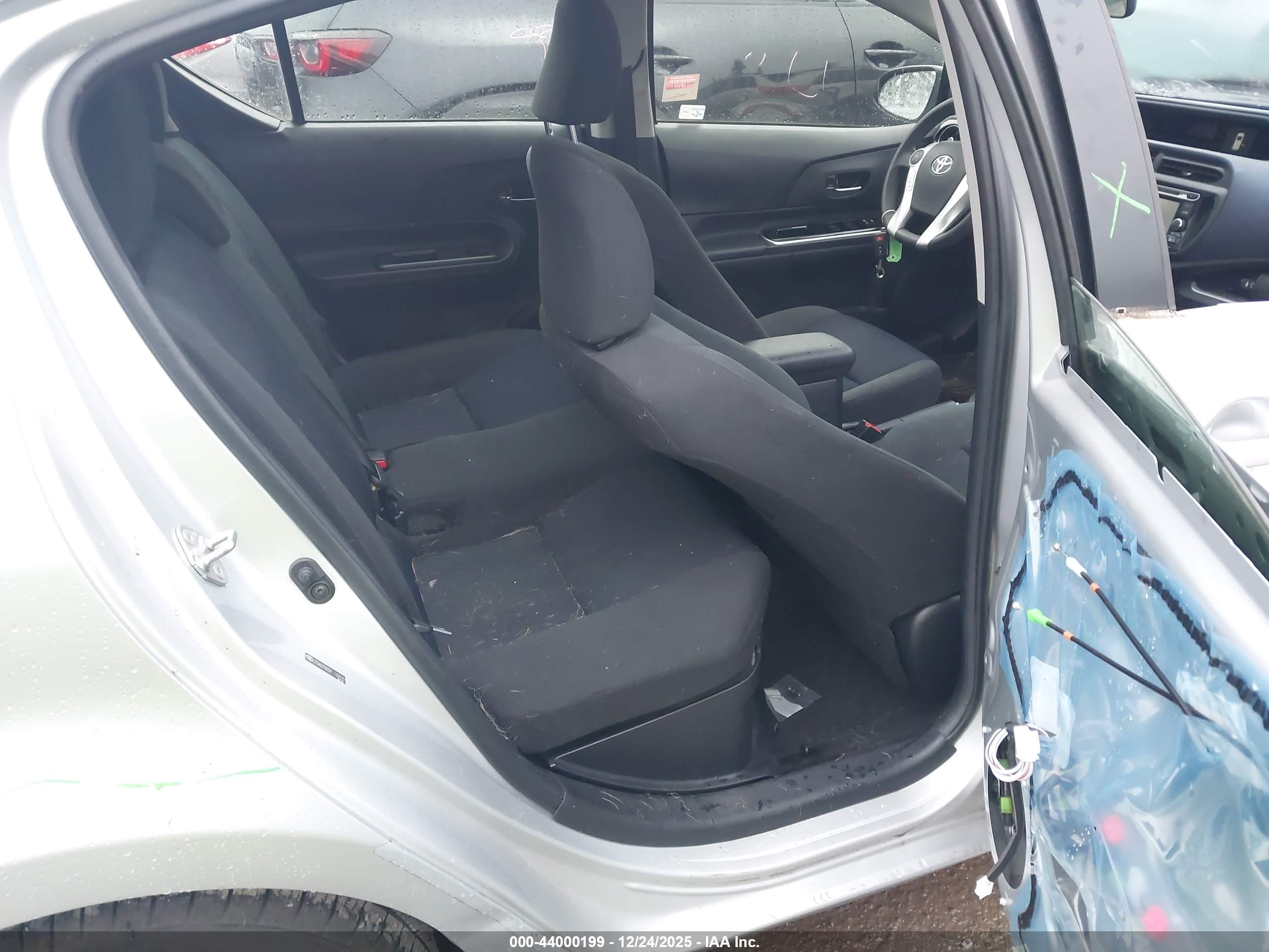 TOYOTA PRIUS image 8