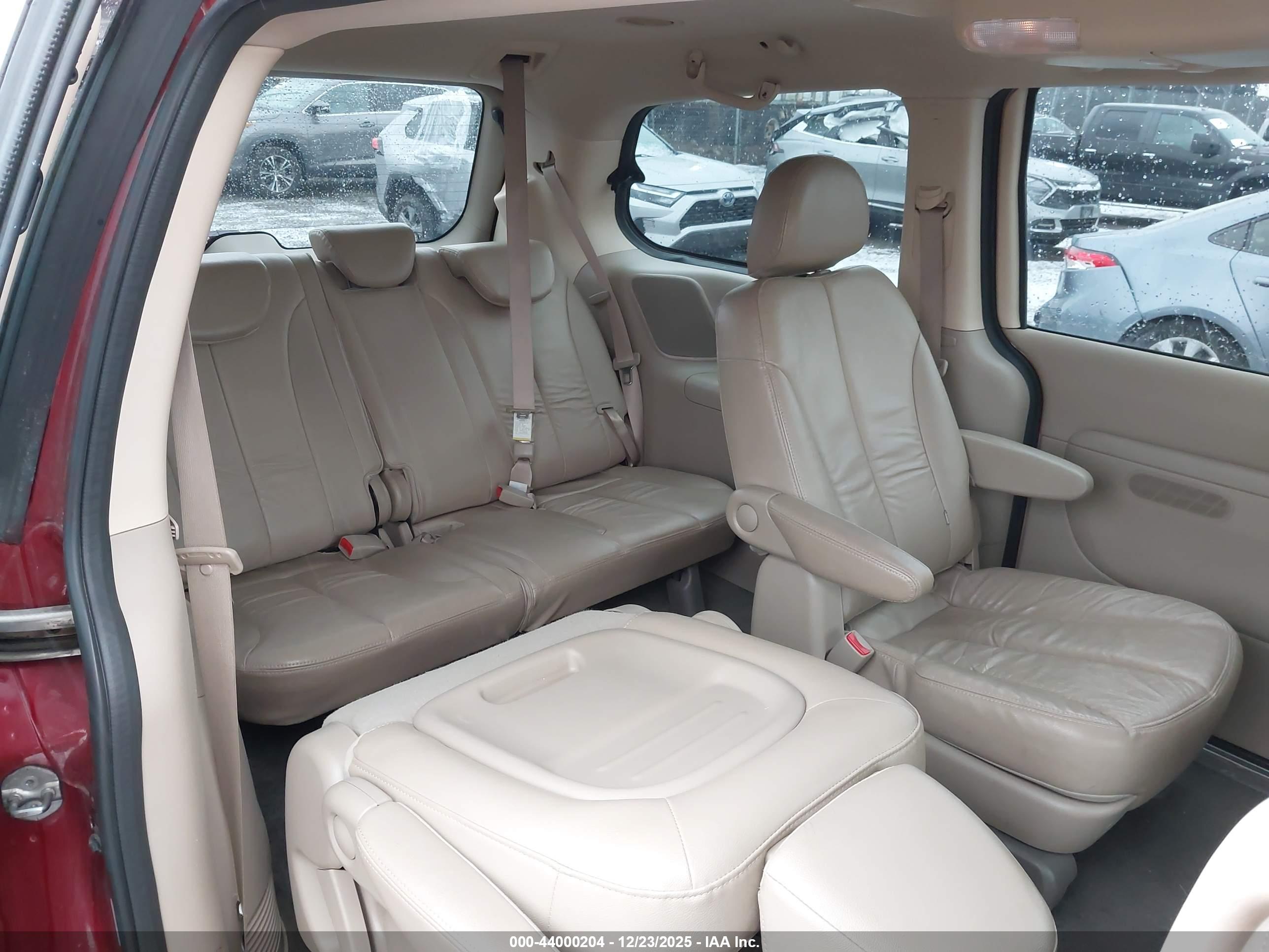 KIA SEDONA image 8