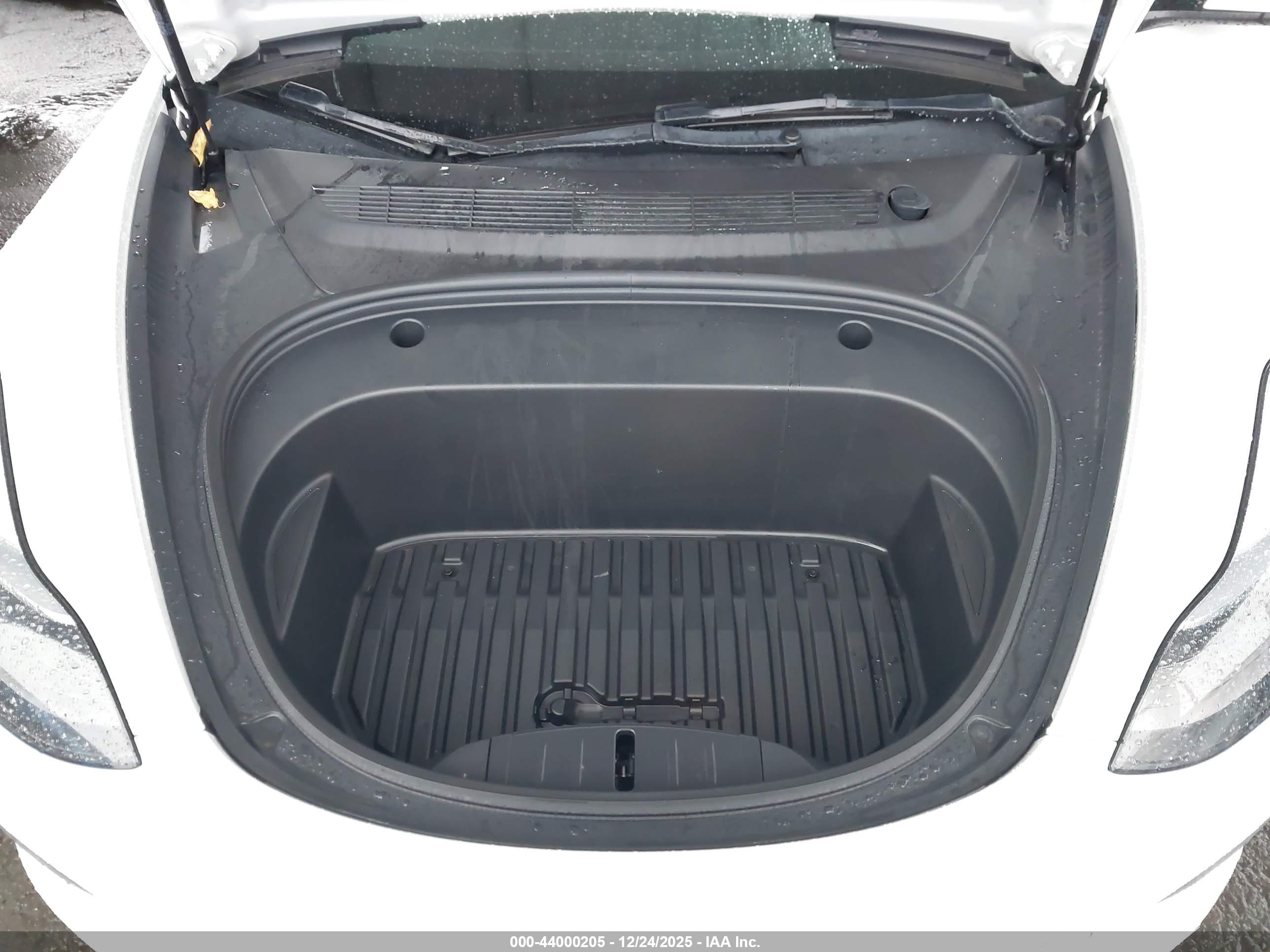 TESLA MODEL image 10
