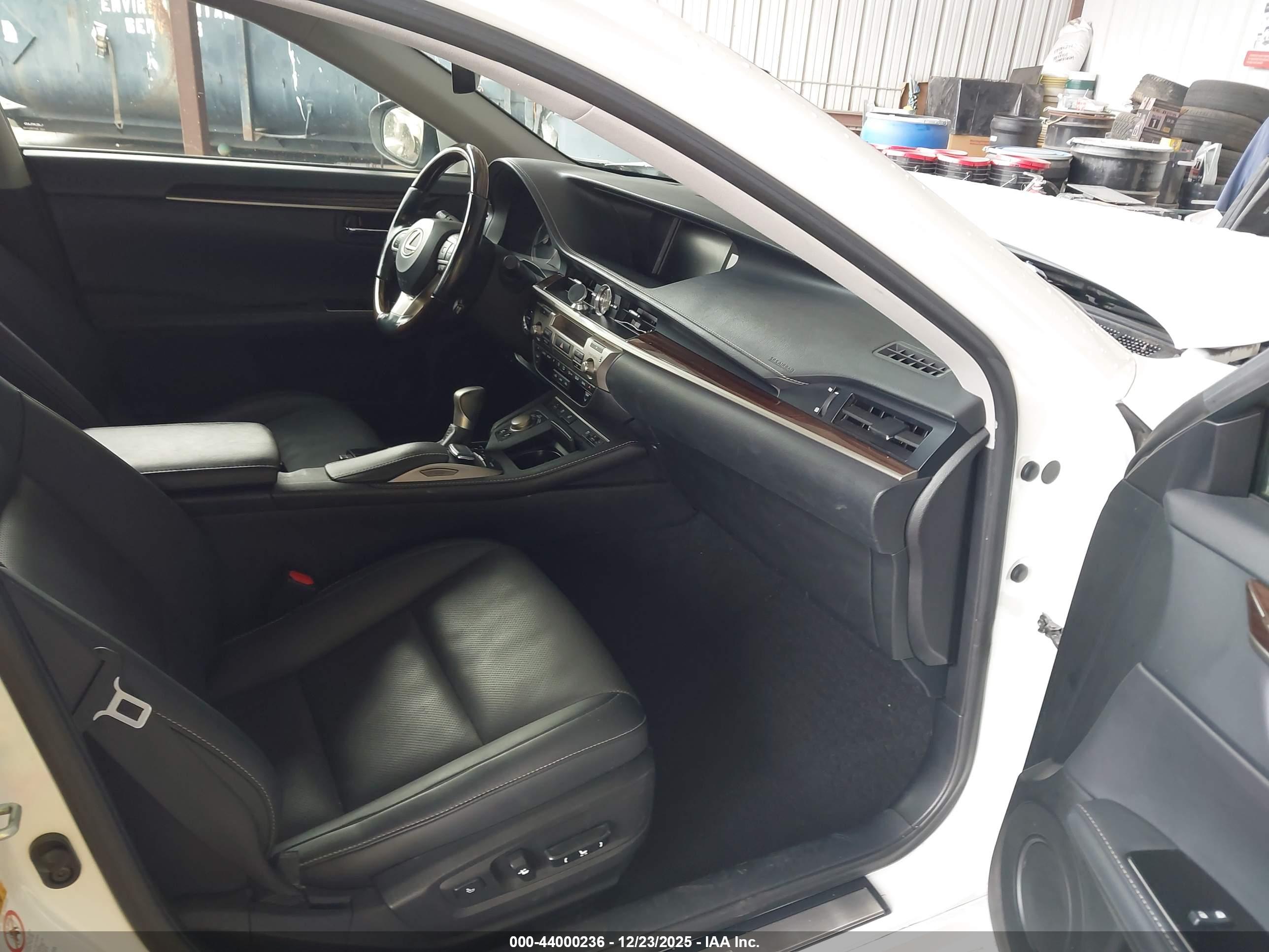 LEXUS ES image 5