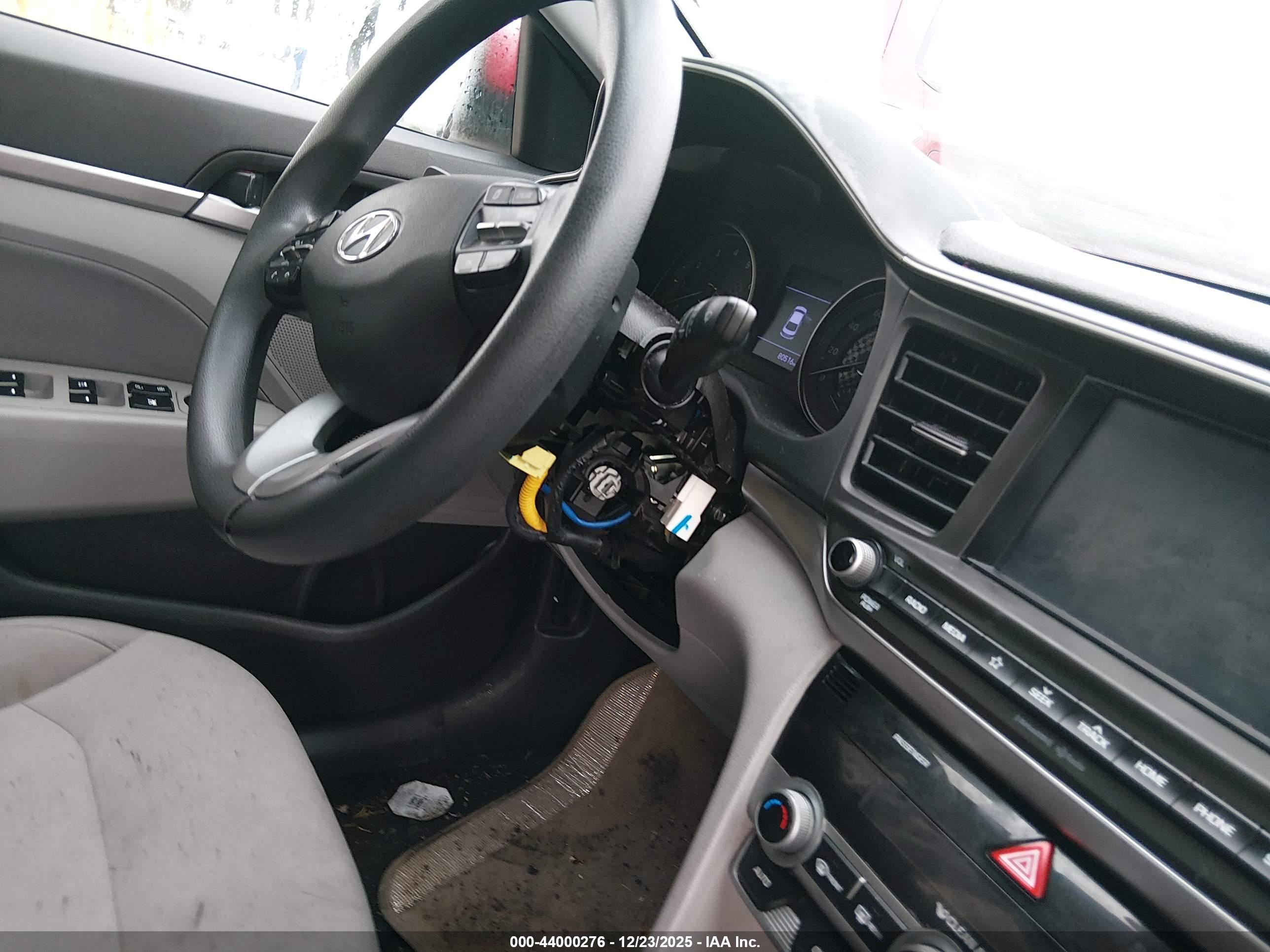 HYUNDAI ELANTRA image 6
