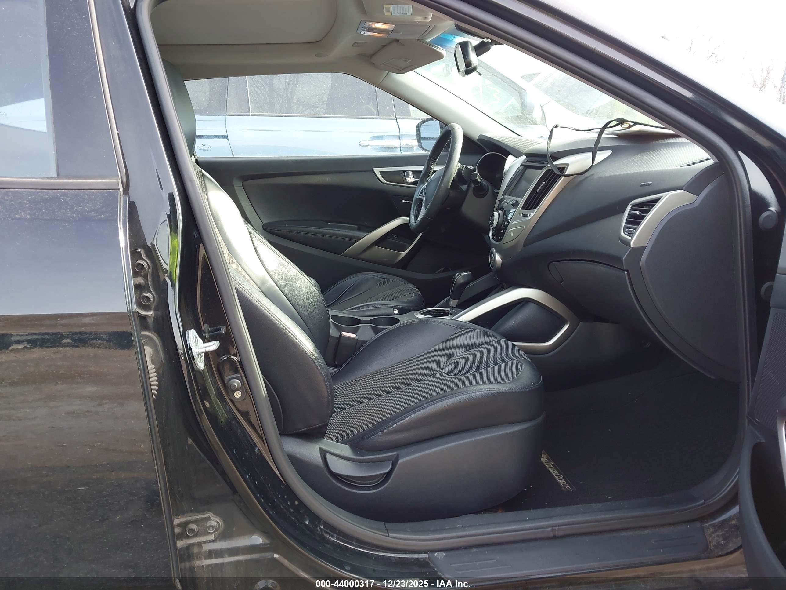 HYUNDAI VELOSTER image 5