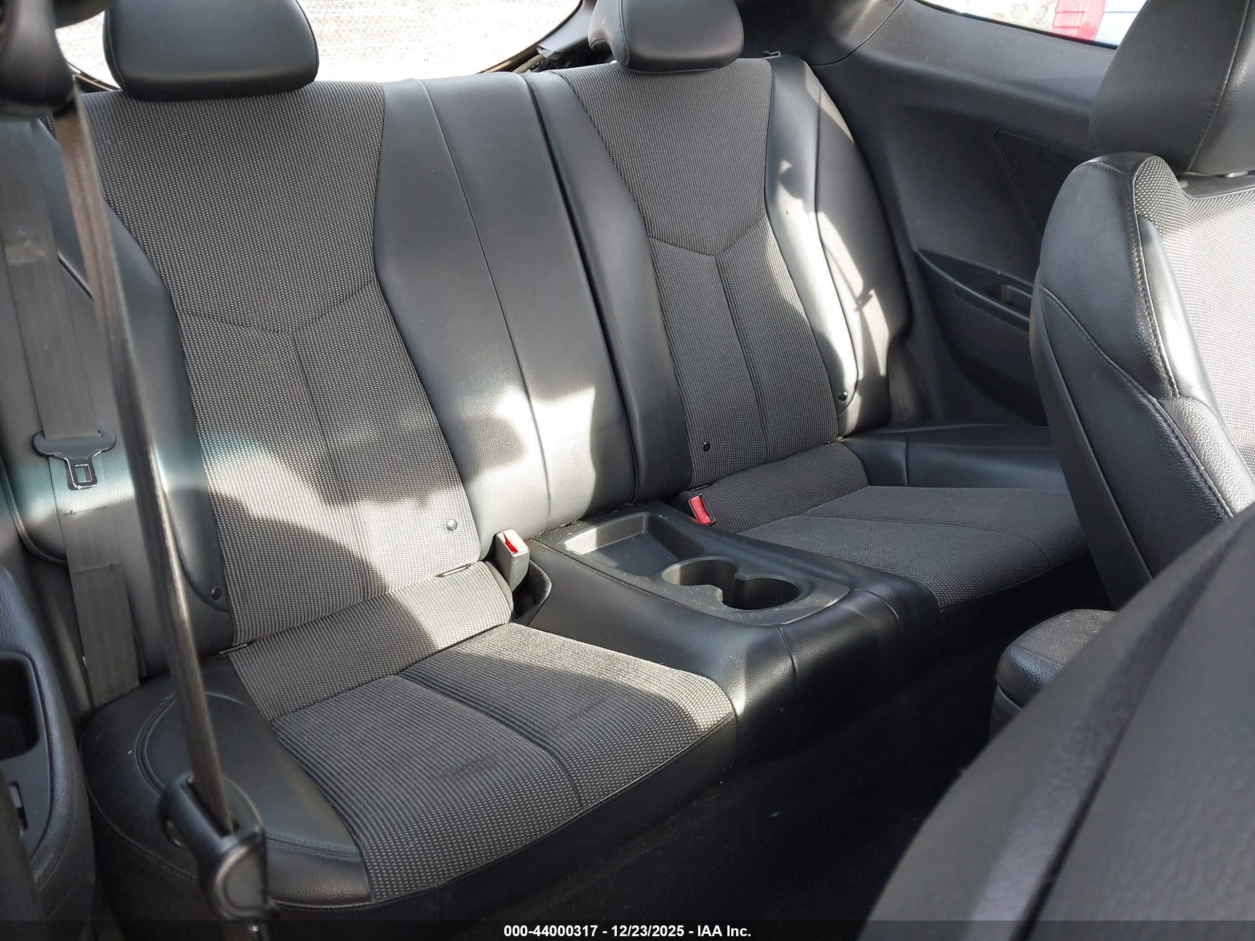HYUNDAI VELOSTER image 8