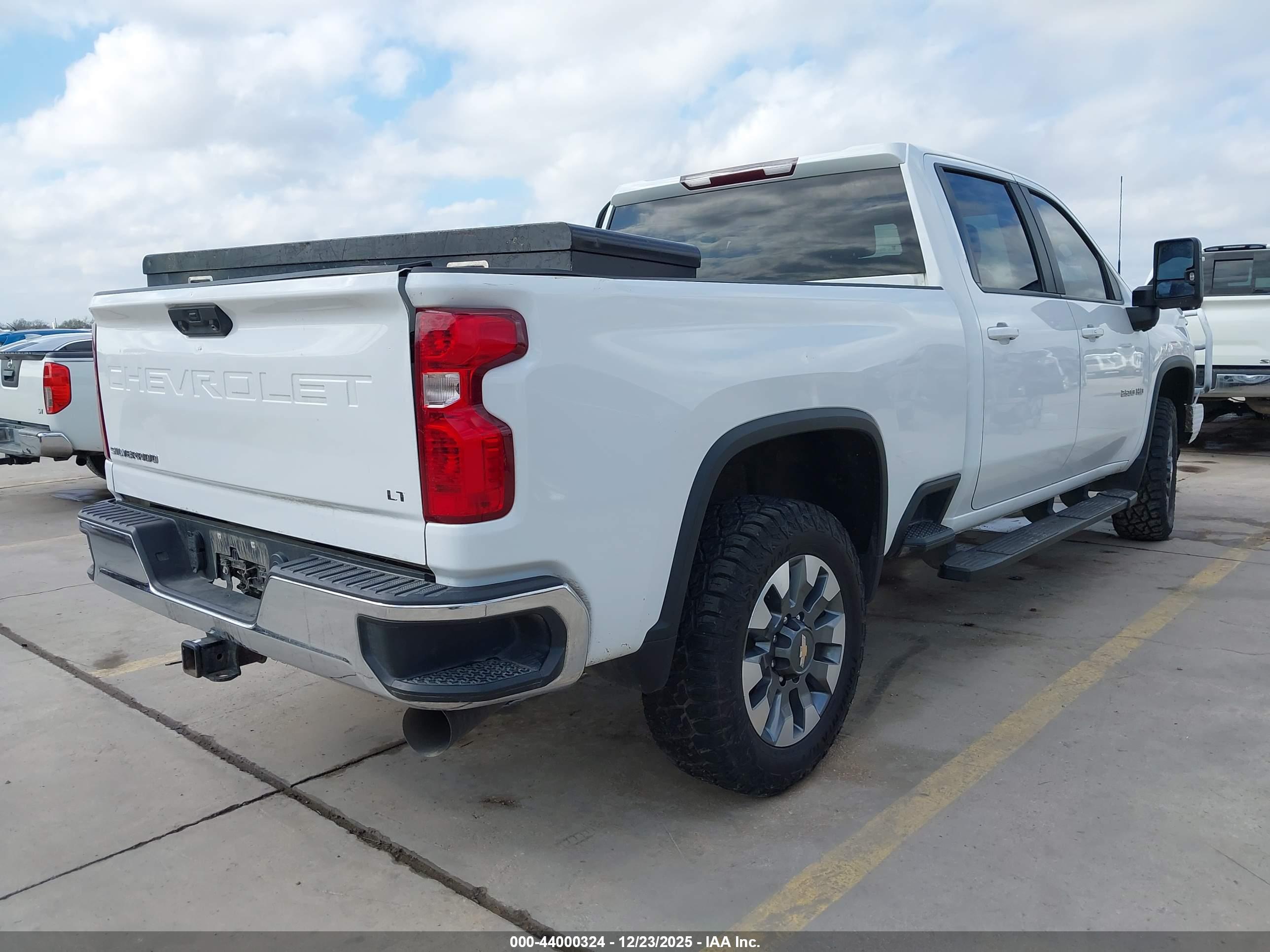 CHEVROLET SILVERADO image 4